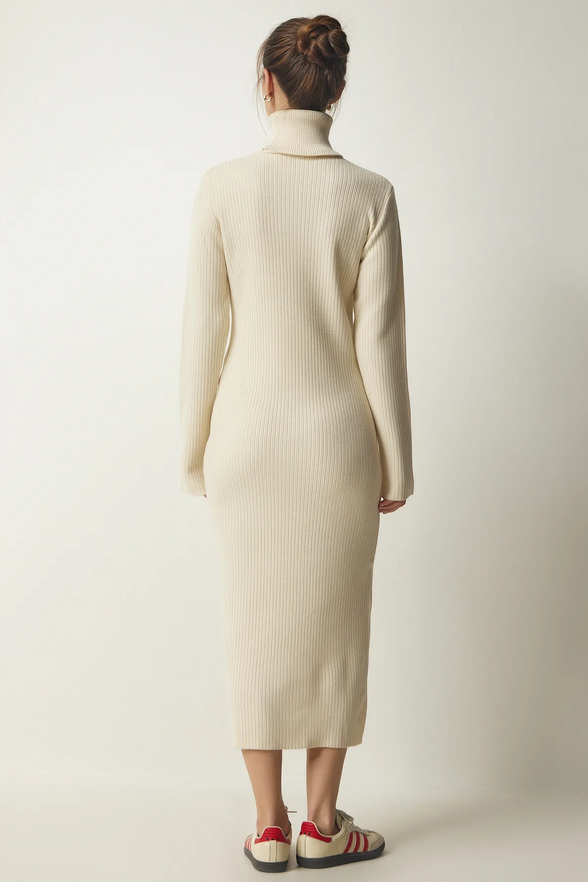 Happiness İstanbul  Cremefarbenes Strickkleid mit Rollkragen und Schlitz für Damen PF00038