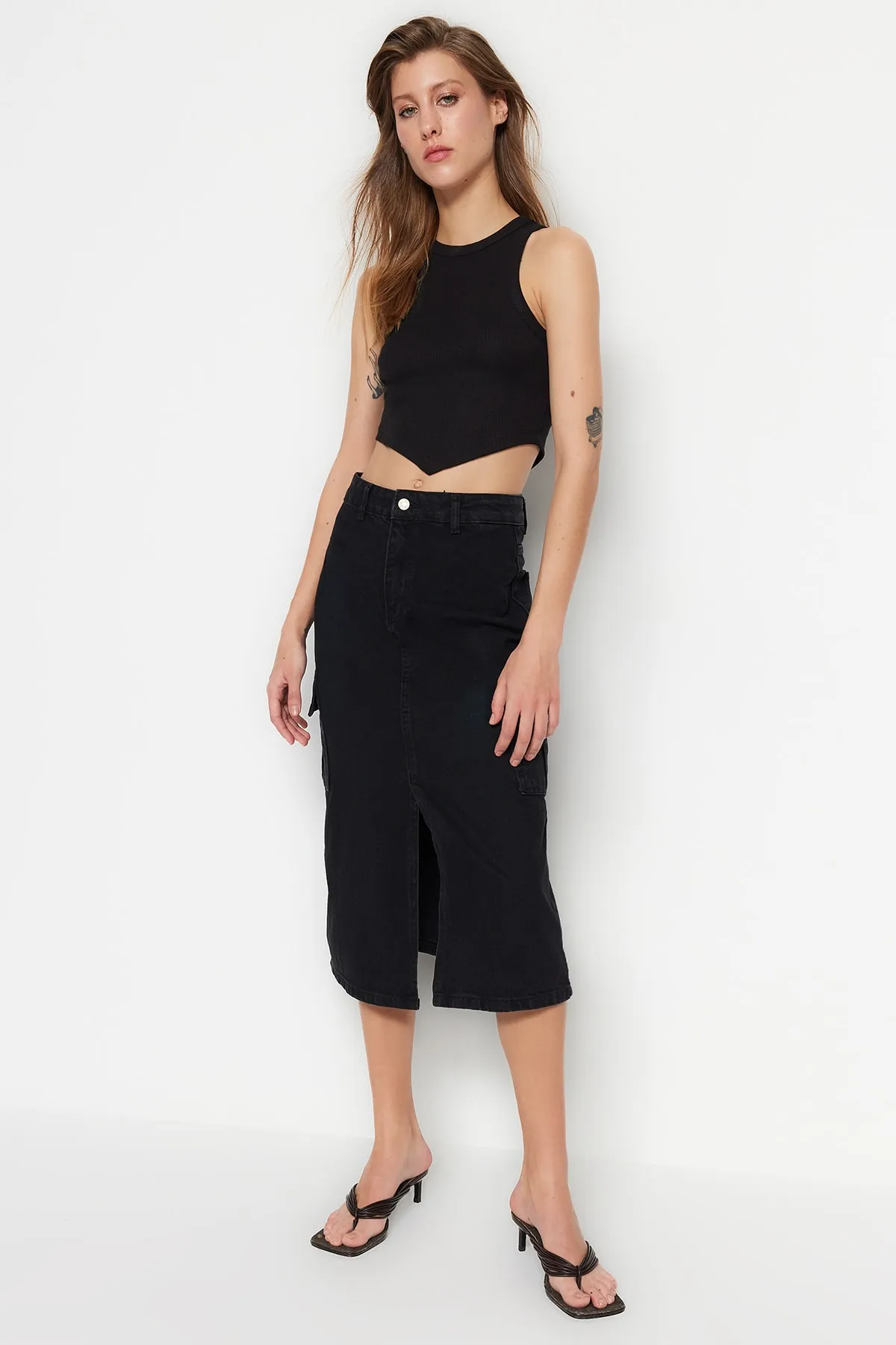 Trendyol Collection  Schwarzer Midi-Jeansrock mit hoher Taille und Cargo-Taschendetail TWOSS23ET00110