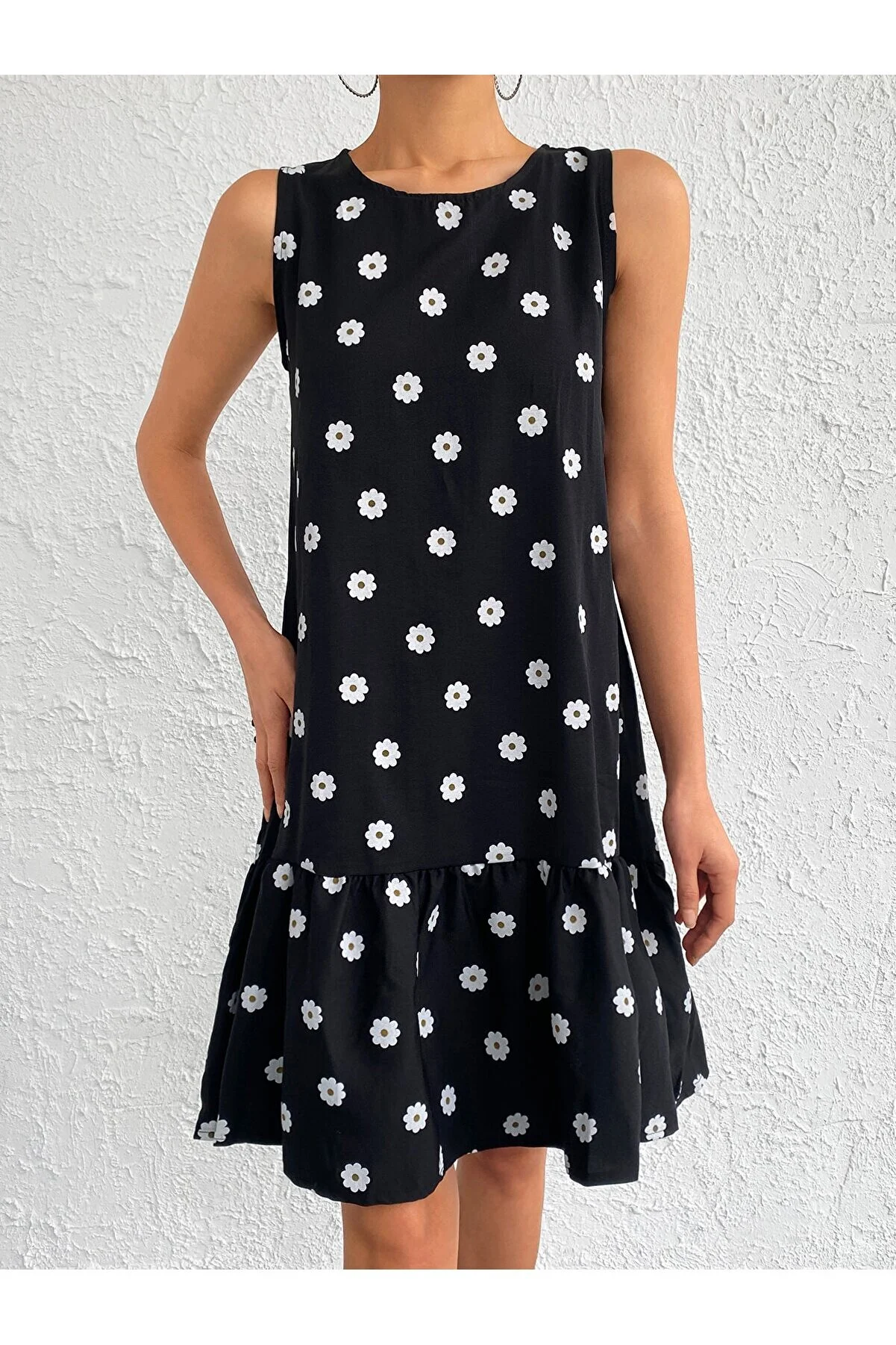 armonika  Schwarzes, ärmelloses Rock-Rüschenkleid mit Gänseblümchenmuster für Damen ARM-22Y001123