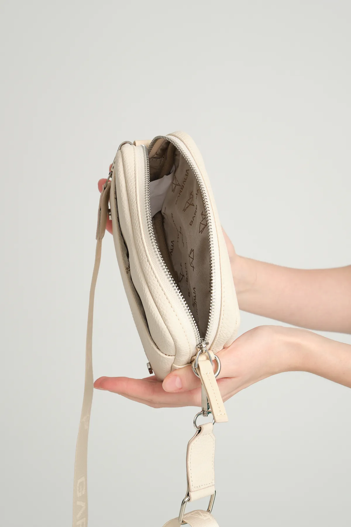 Garbalia  West verstellbare Mini-Damentasche mit Kreuzgriff und Schultergurt in Beige mit Magnet und Reißverschluss