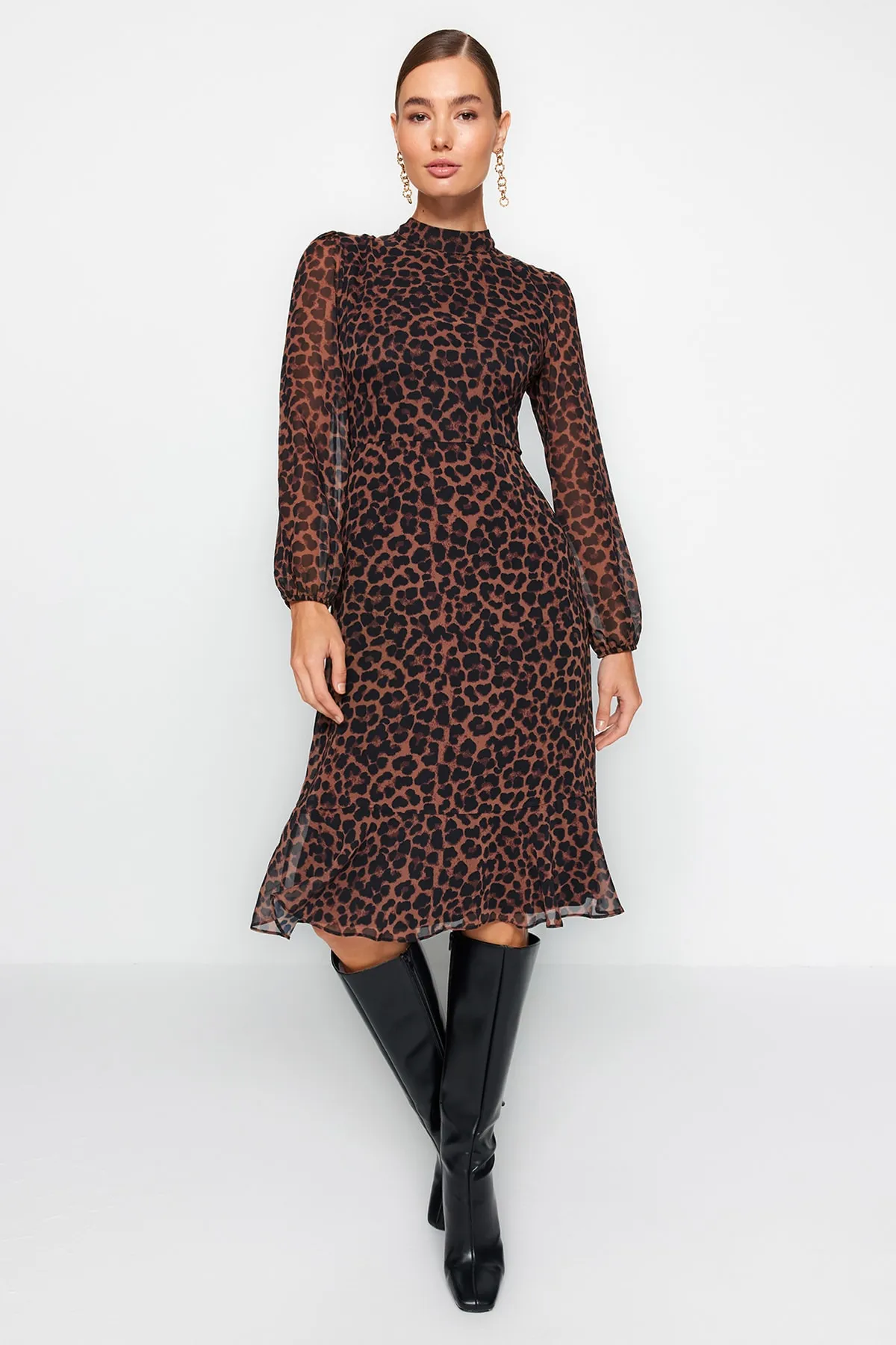 Trendyol Collection  Kamelfarbenes Chiffon-Webkleid mit hohem Kragen und Volantrock TWOAW20EL1313