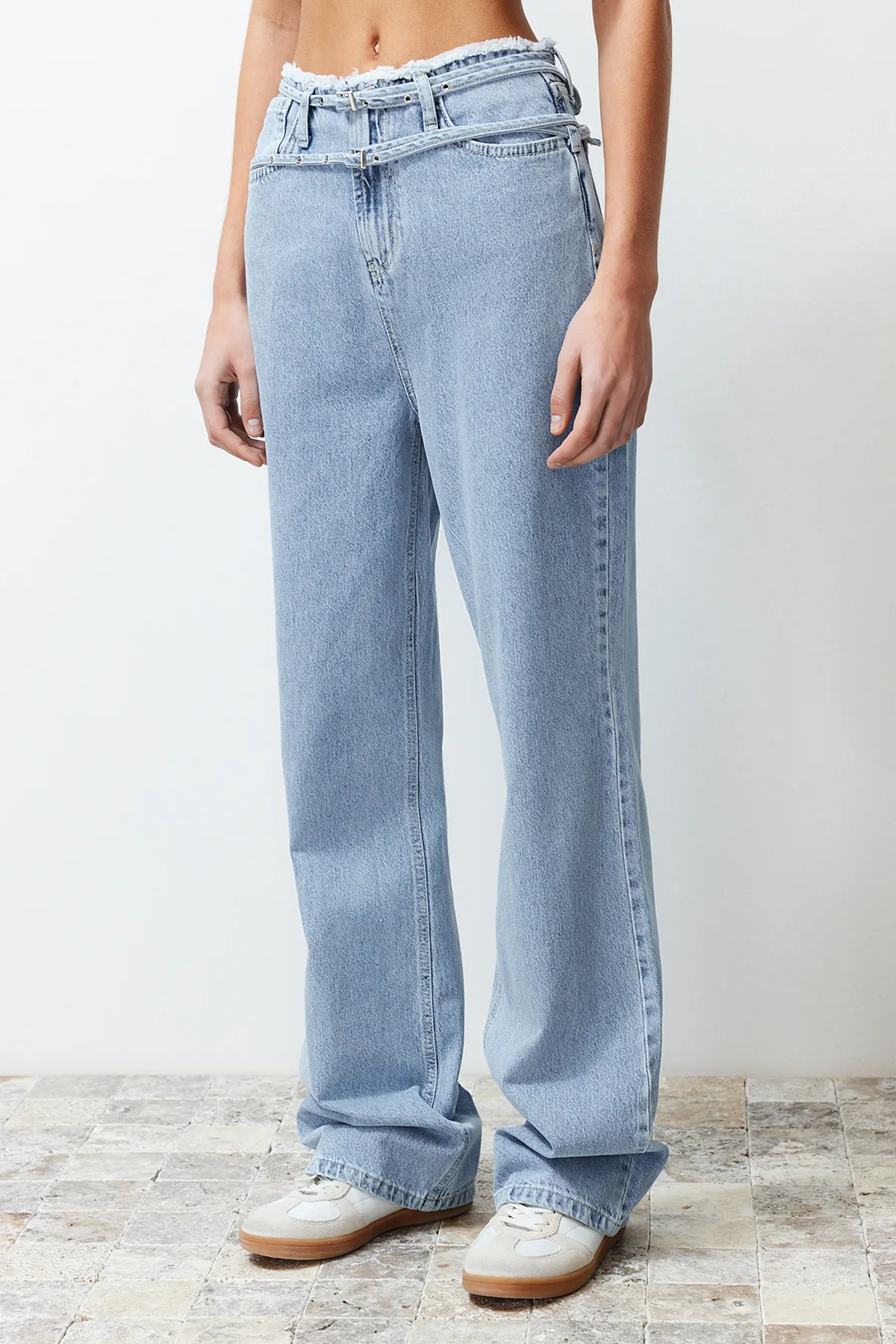 Trendyol Collection  Blaue, nachhaltigere Jeans mit weitem Bein und hoher Taille und detaillierter Taille TWOSS24JE00142