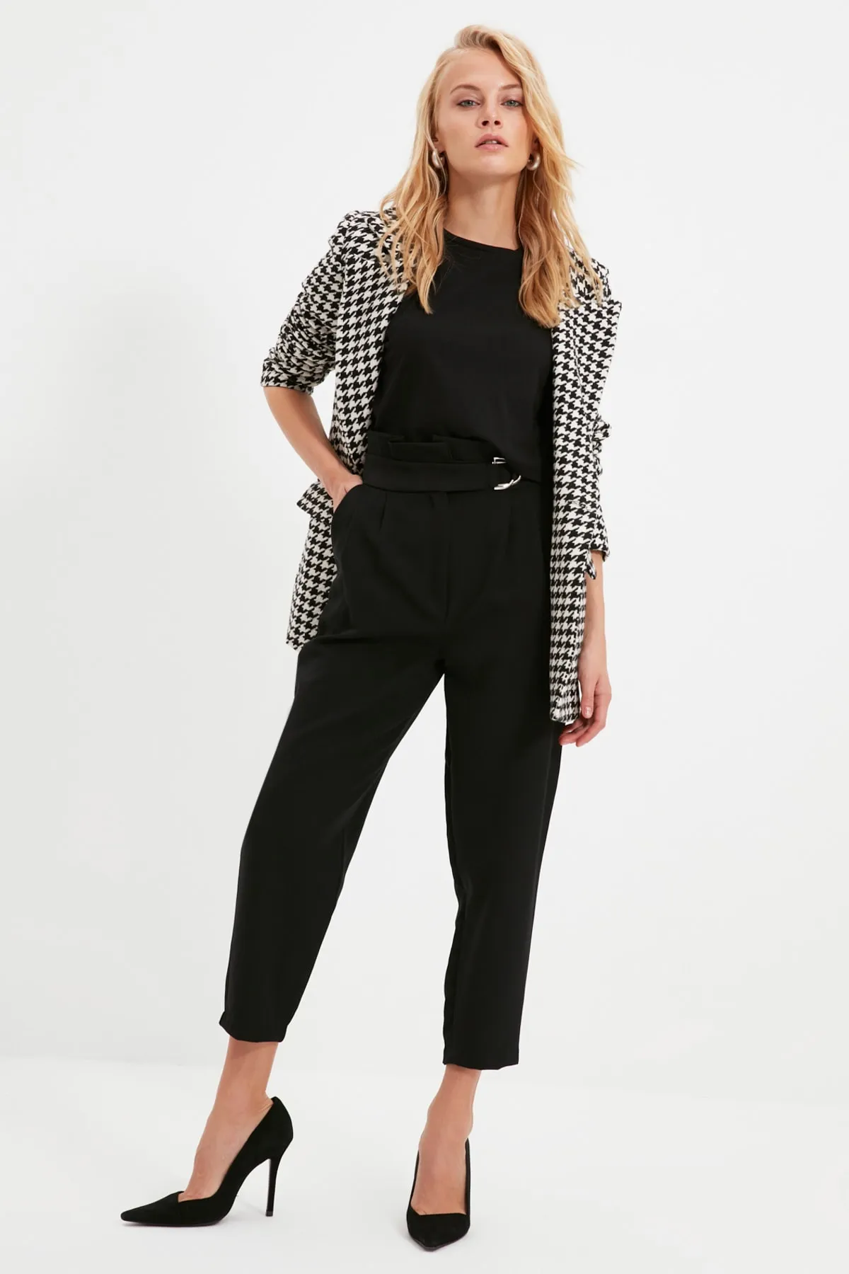Trendyol Collection  Schwarze, karottefarbene, gewebte Hose mit Schnallendetails TWOAW20PL0466