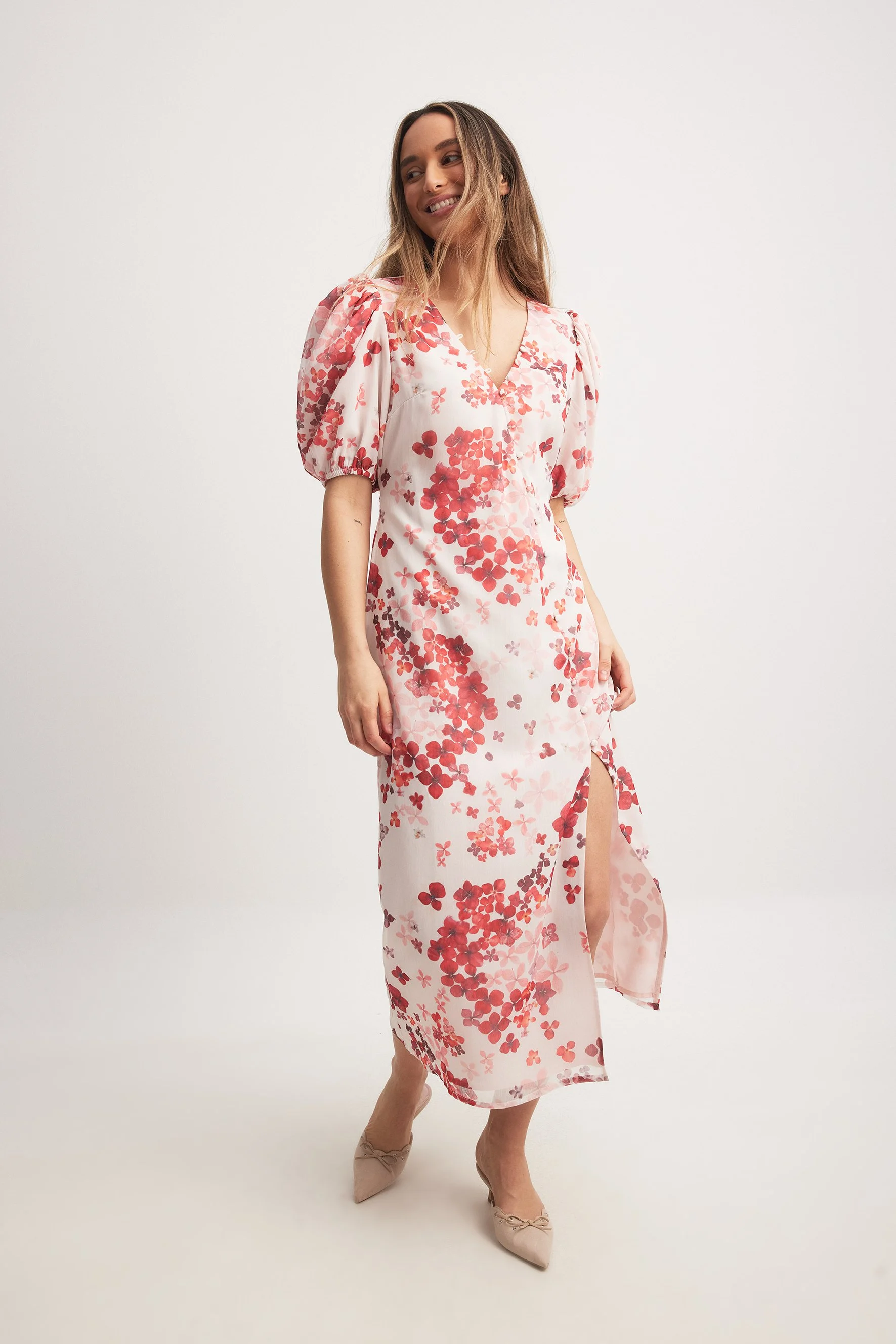 Asymmetrisches Midikleid mit Knöpfen