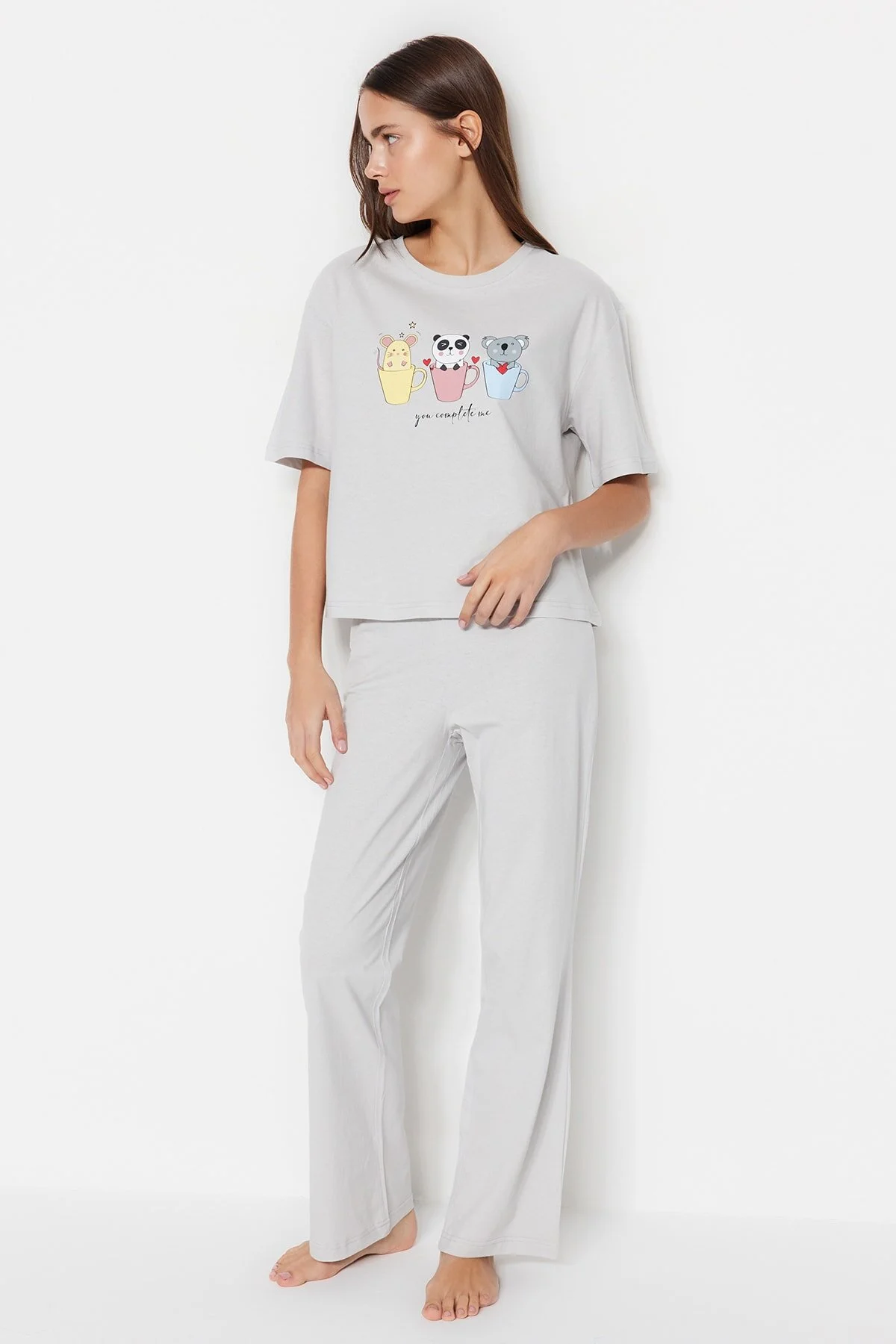 Trendyol Collection  Hellgraues Pyjama-Set aus T-Shirt und Hose mit lustigem Aufdruck, 100 % Baumwolle, THMSS23PT00134