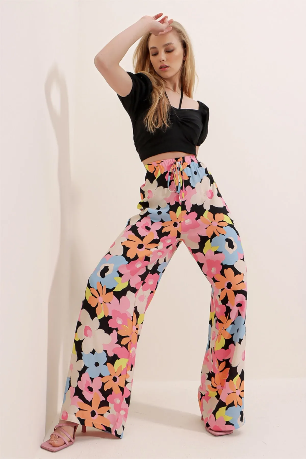 Trend Alaçatı Stili  Damen-Hose mit gemustertem Mix und lässigem Schnitt ALC-X6016