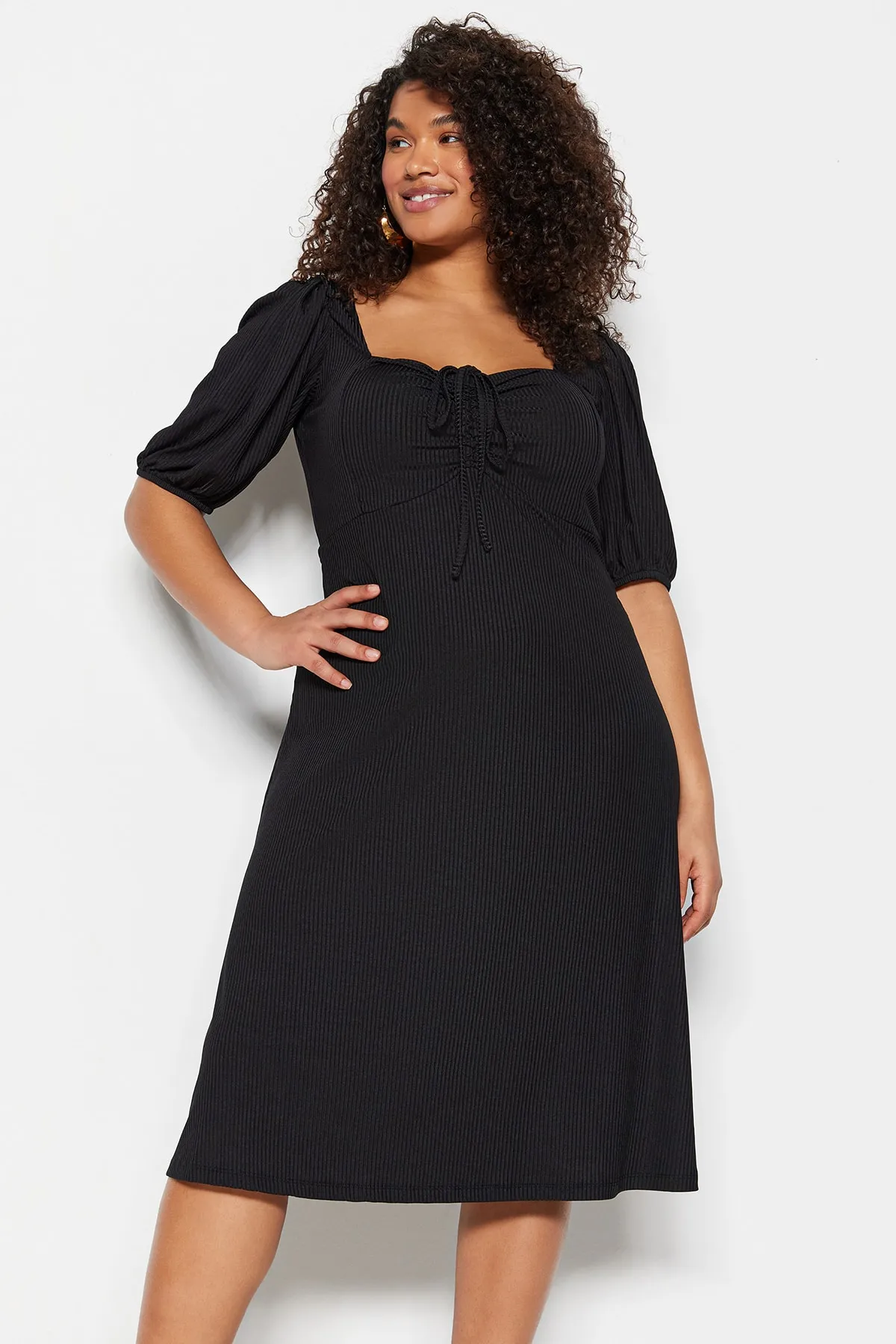 Trendyol Curve  Schwarzes Strickkleid mit Herzkragen TBBSS23AH00118