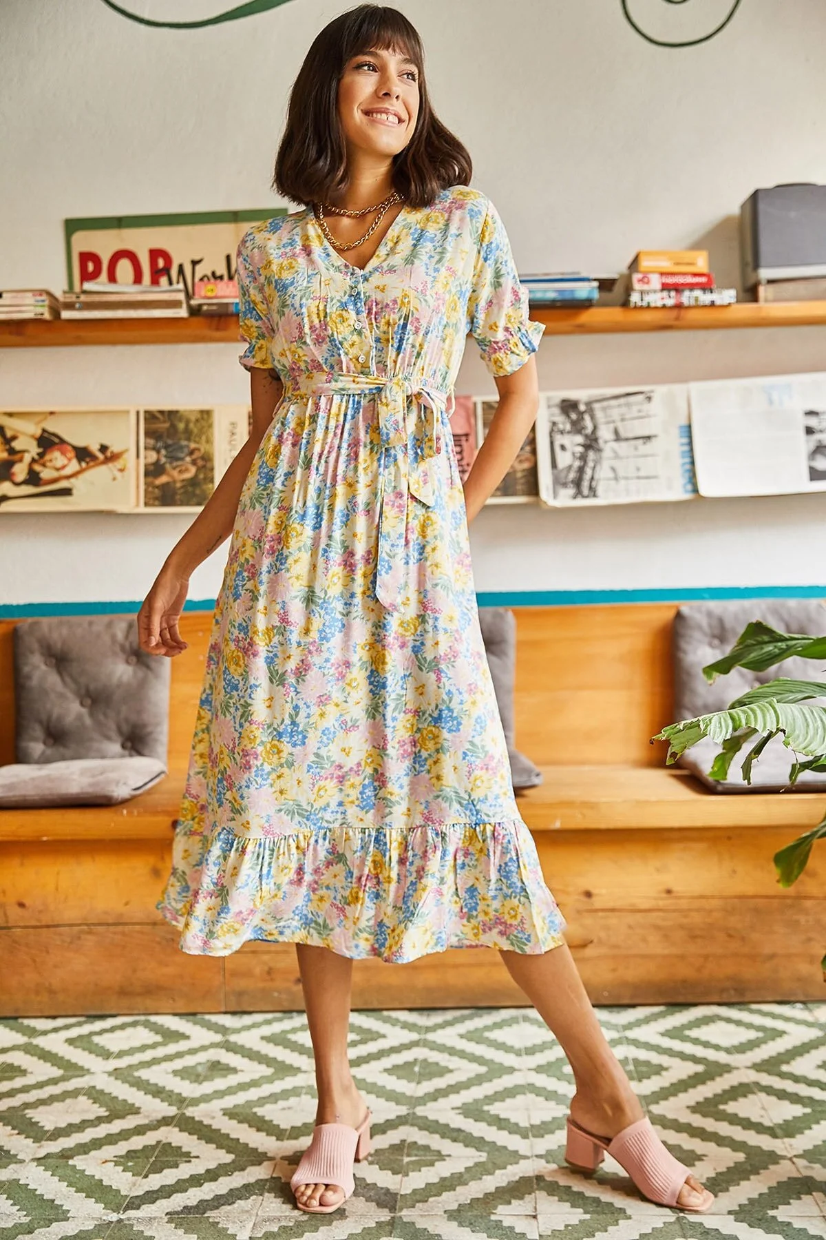 Olalook  Gelbes Damenkleid aus gewebter Viskose mit Knöpfen und Gürtelärmeln ELB-19001524