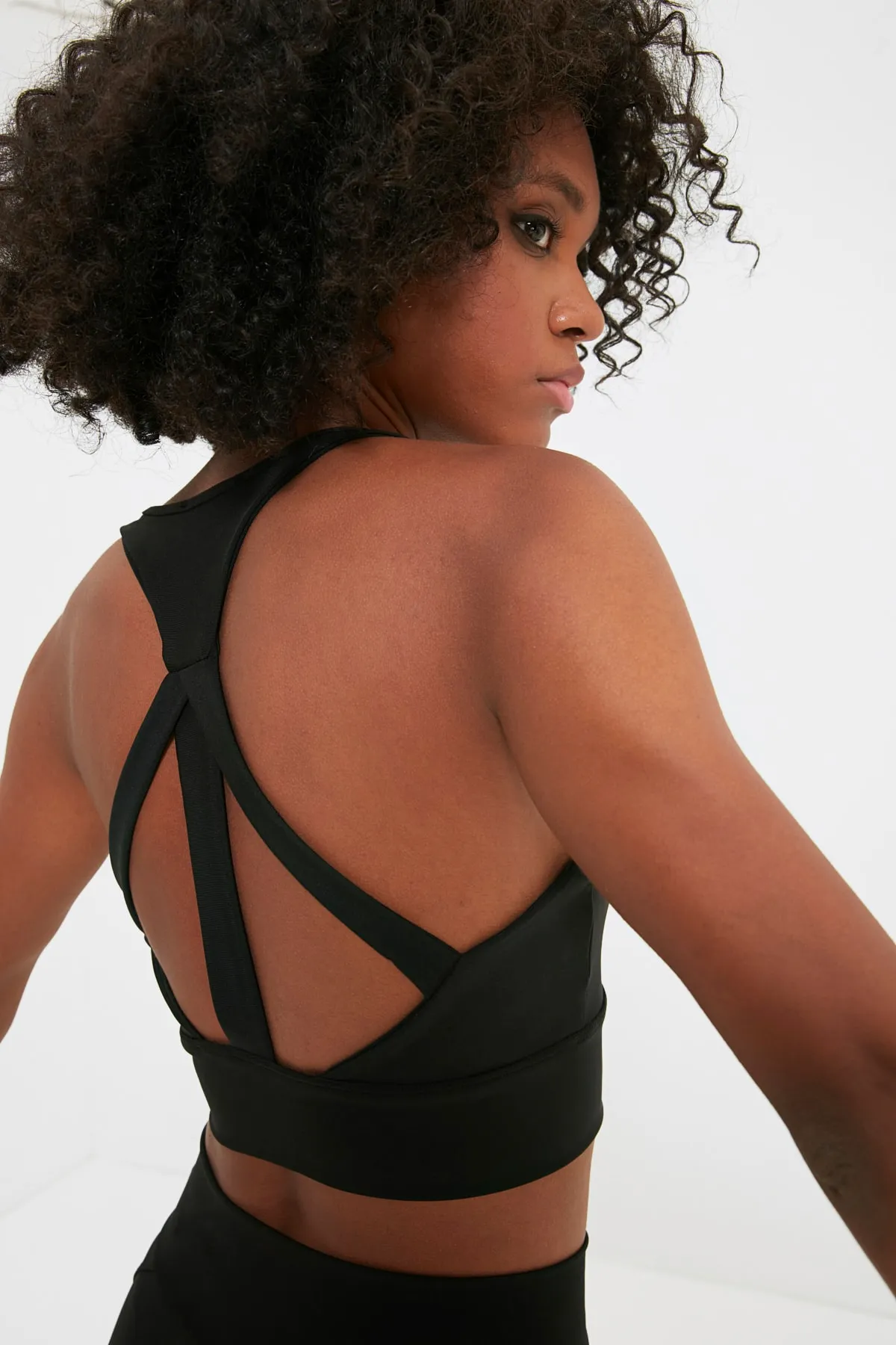 Trendyol Collection  Schwarzer gestrickter Sport-BH mit verstärktem/formendem Rücken und detailliertem Rücken TWOAW22SS0071