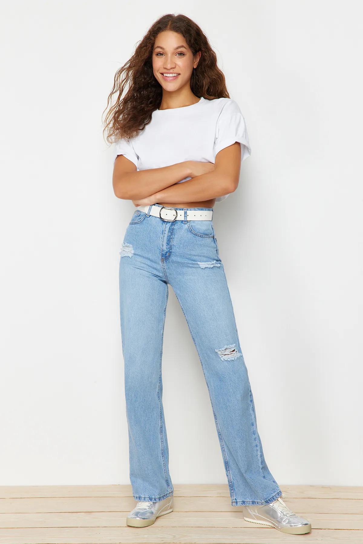 Trendyol Collection  Hellblaue zerrissene Jeans mit hoher Taille und weitem Bein TWOAW23JE00140