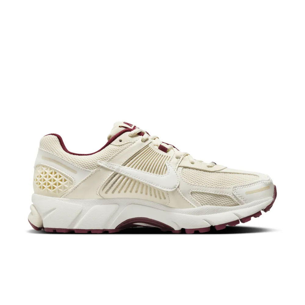 Nike Zoom Vomero 5 WMNS Red Coconut Milk HF0737-111 / weiss