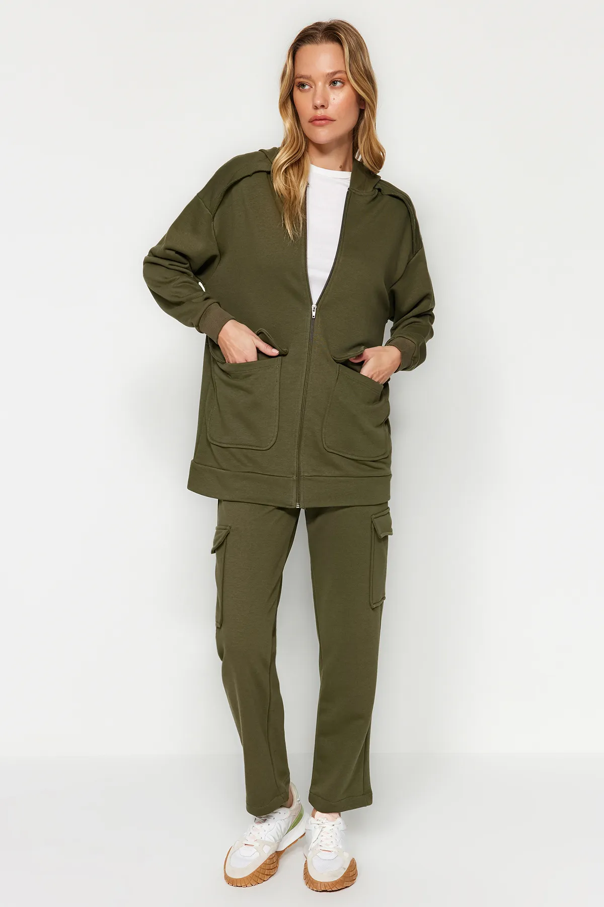 Trendyol Modest  Khakifarbenes Strick-Trainingsanzug-Set mit Reißverschluss und Strickjacke und Taschen TCTAW24EN00004