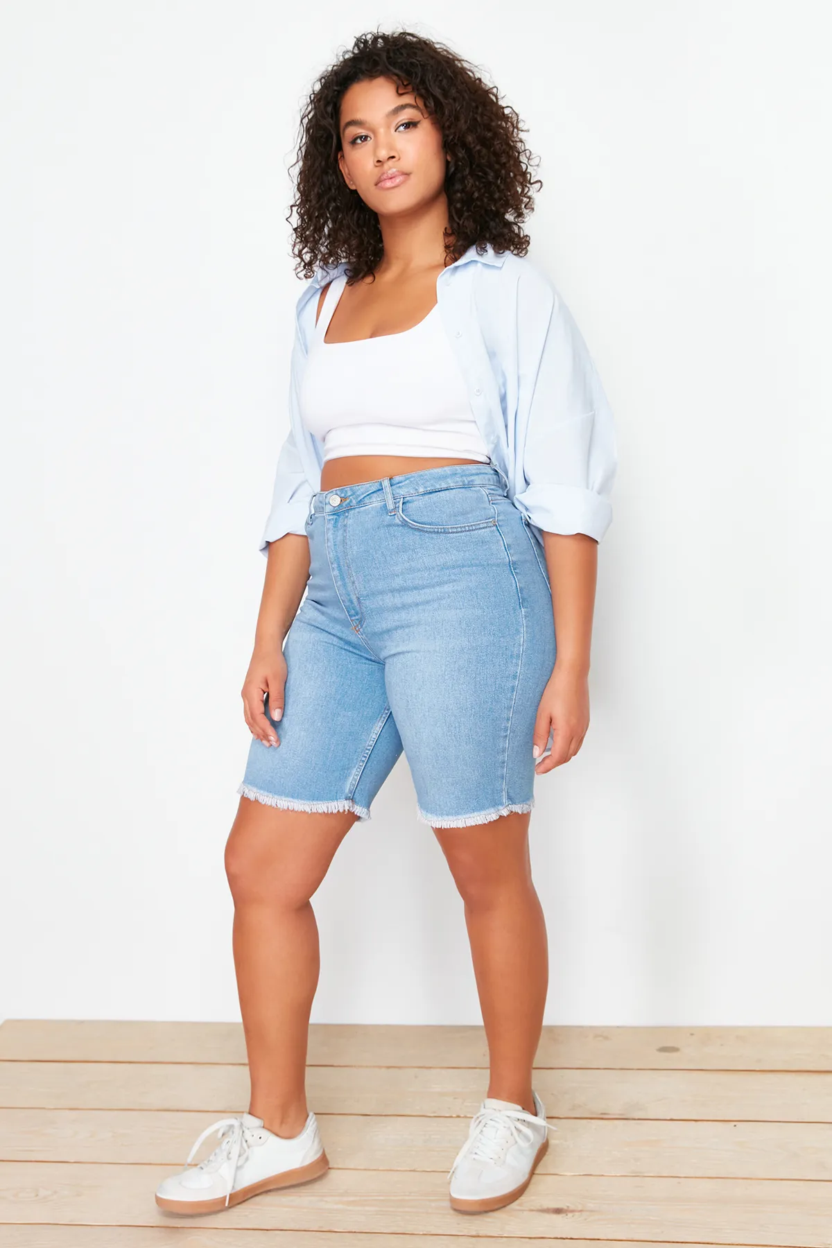 Trendyol Curve  Blaue, dehnbare Skinny-Jeansshorts mit Quasten und Details am Bein TBSSS24AP00012