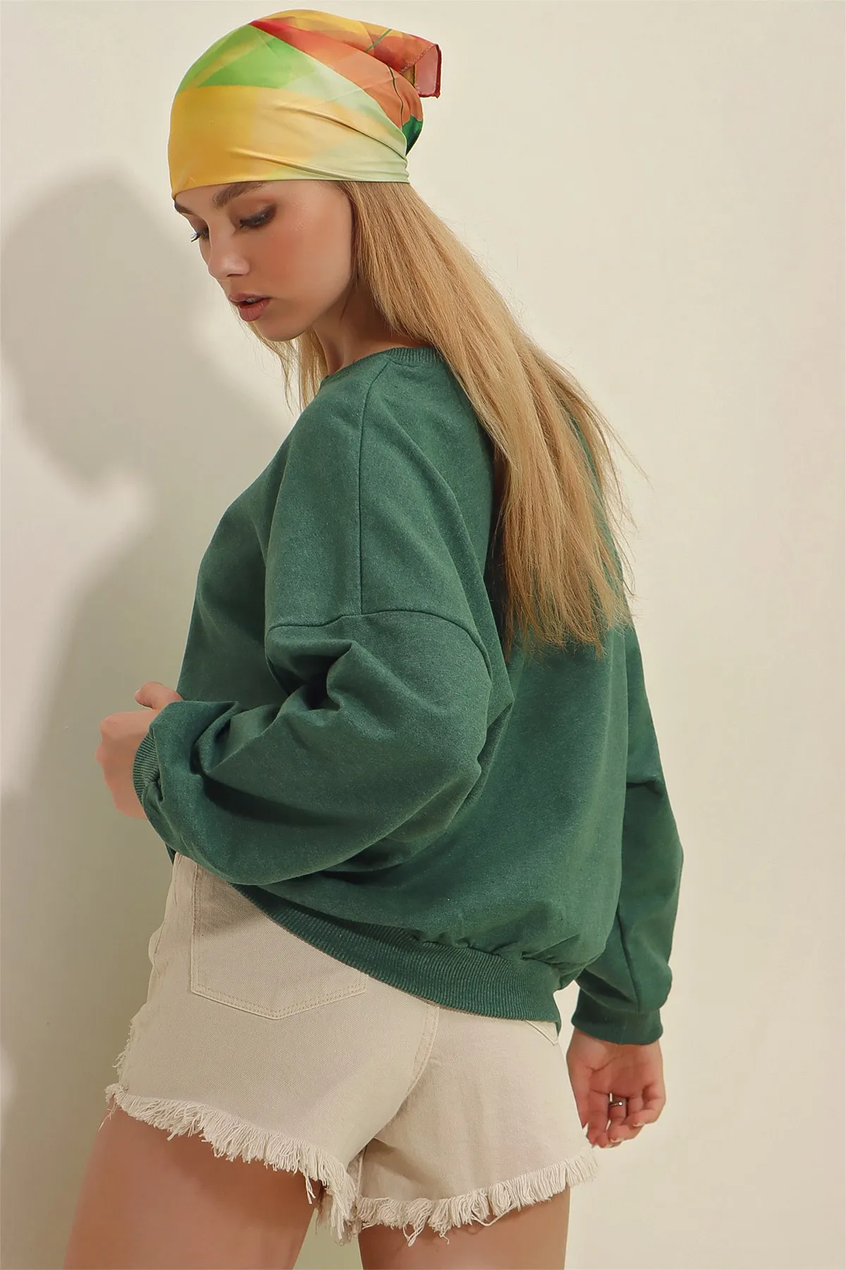 Trend Alaçatı Stili  Nefti Grünes Oversize-Sweatshirt mit Rundhalsausschnitt für Damen ALC-669-001