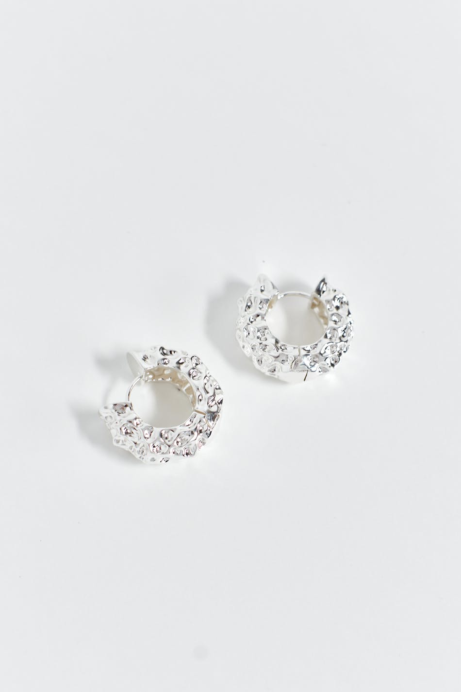 Crinkled silver hoops earrings