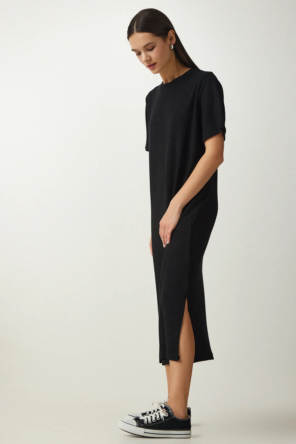 Happiness İstanbul  Schwarzes geripptes Strickkleid für Damen mit Rundhalsausschnitt DZ00111