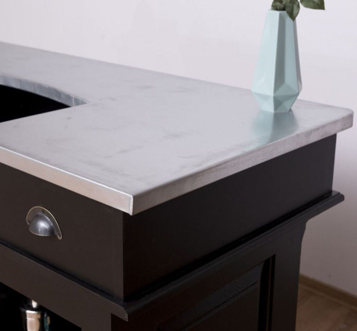 Casa Padrino Barschrank Landhausstil Theke Schwarz / Silber 150 x 65 x H. 107 cm - Massivholz Thekentisch mit verzinkter Tischplatte - Barmöbel im Landhausstil