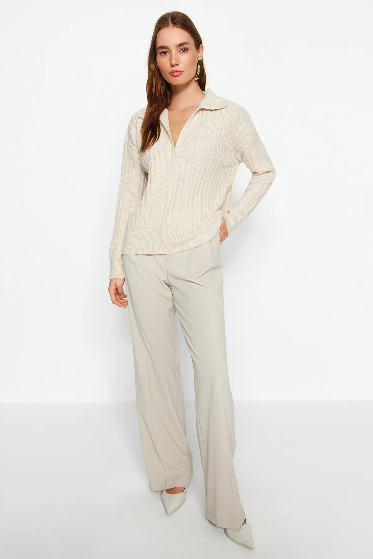 Trendyol Collection  Steinfarbener, weich strukturierter Strickpullover mit Polokragen TWOAW24KZ00678