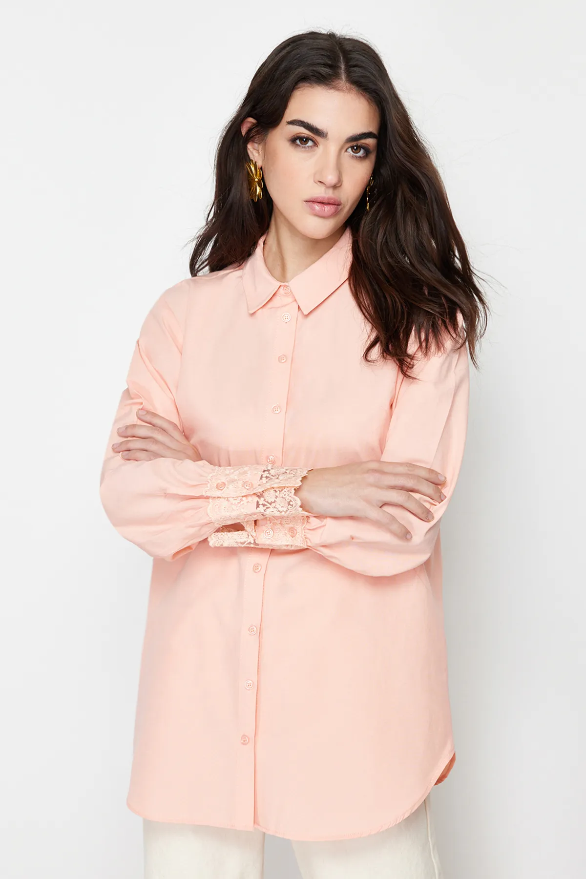 Trendyol Modest  Detailliertes, gewebtes Hemd mit Puderspitzenstickerei TCTSS24TG00035