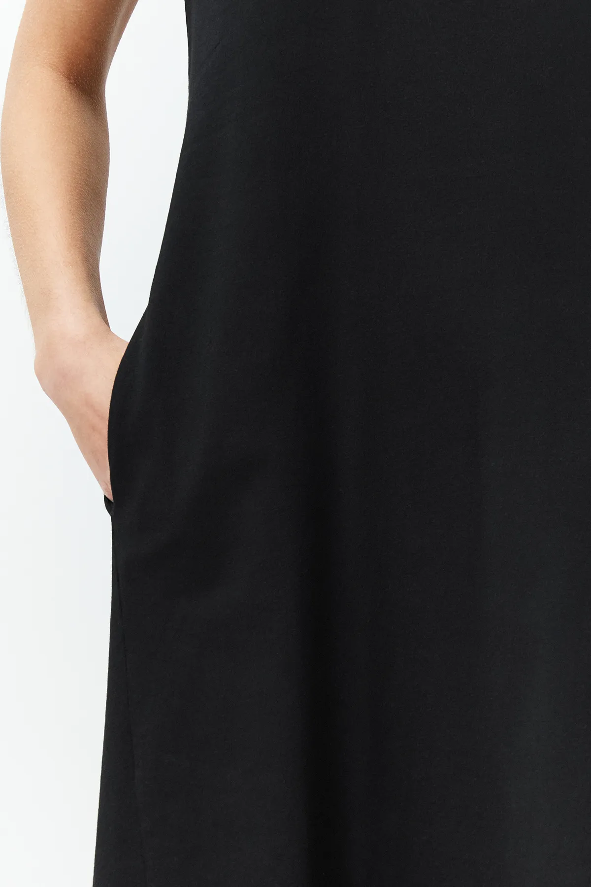 Trendyol Collection  Schwarzes Premium-Strick-Midikleid in A-Linie mit Rundhalsausschnitt und Taschen TWOSS24EL00169