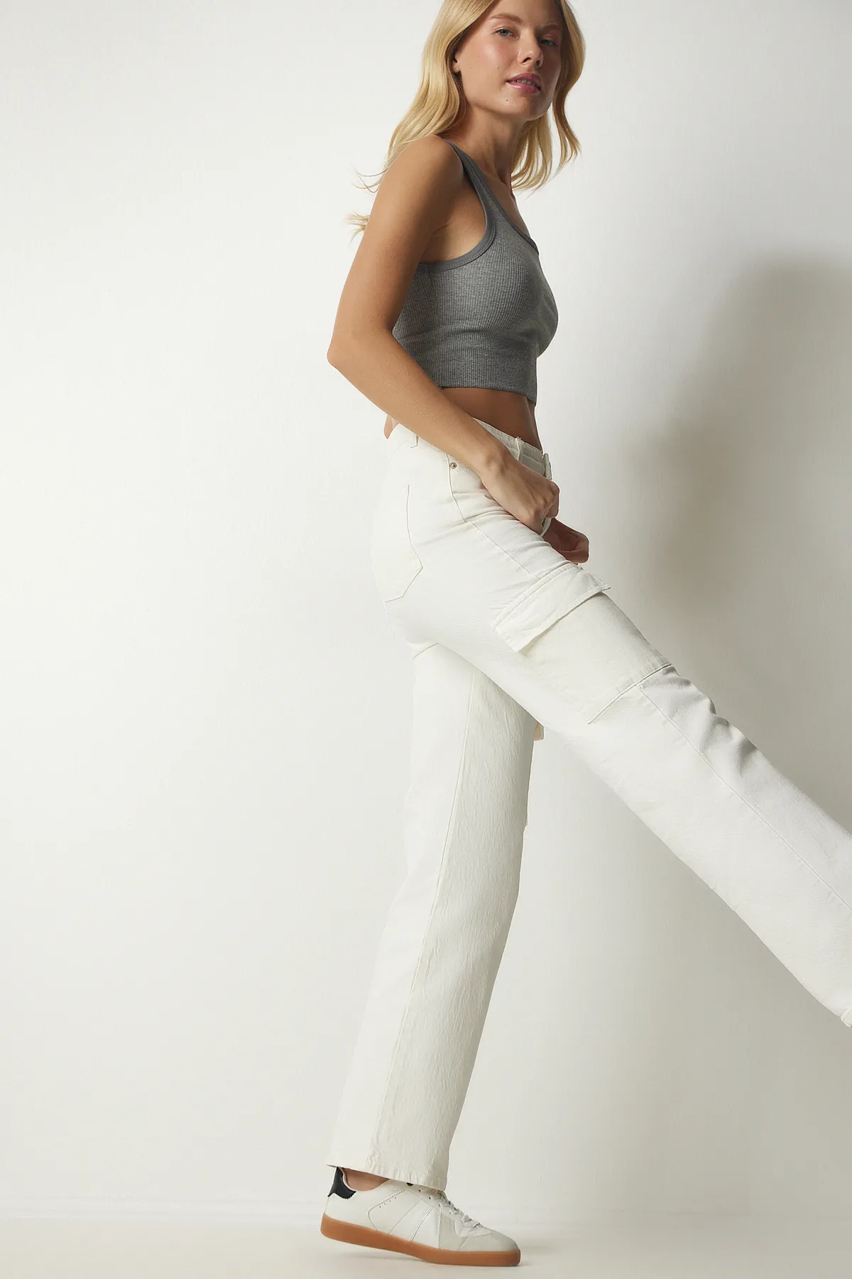 Happiness İstanbul  Weiße Jeanshose mit Cargotaschen für Damen UT00002
