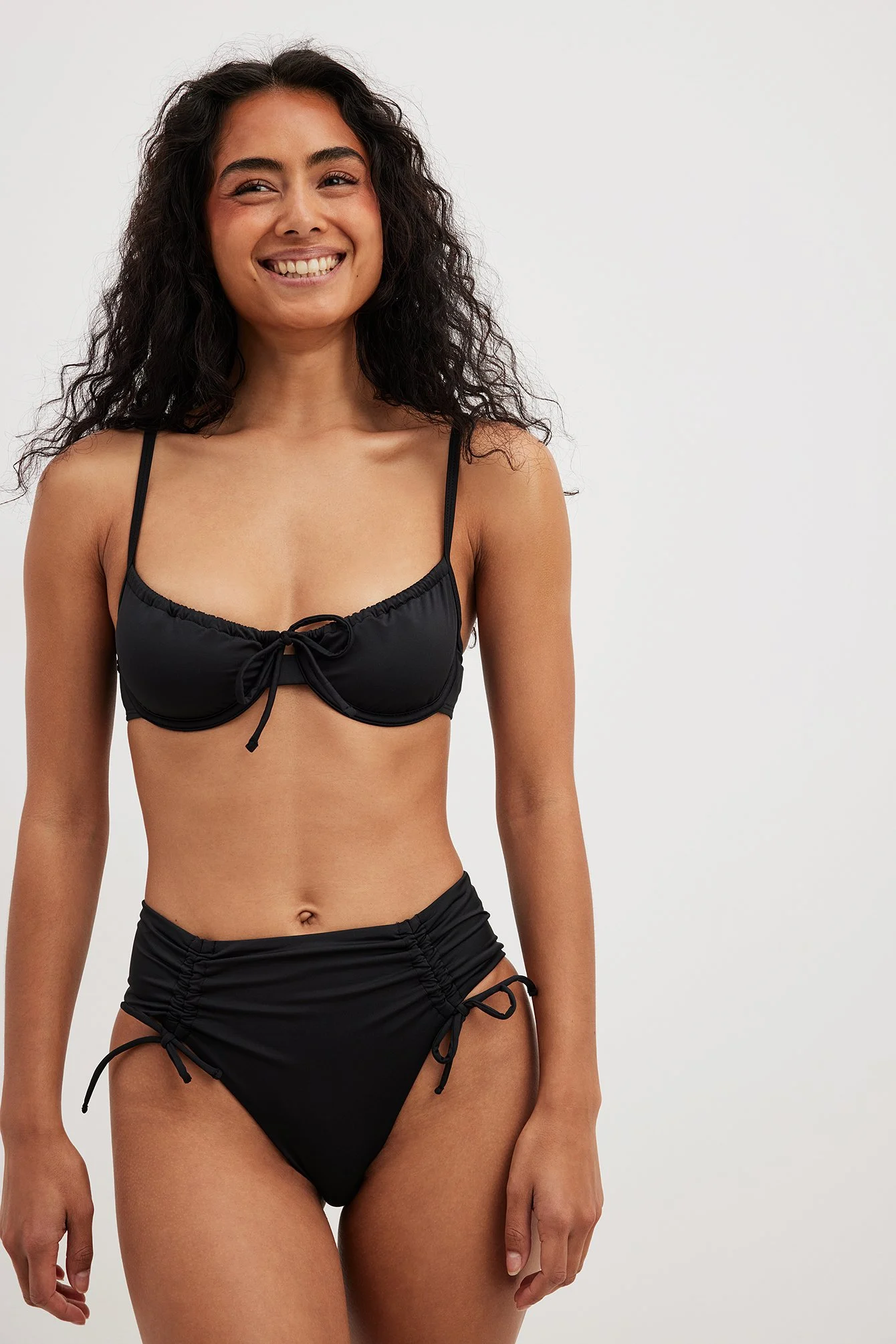 Hochgeschnittenes Bikinihöschen