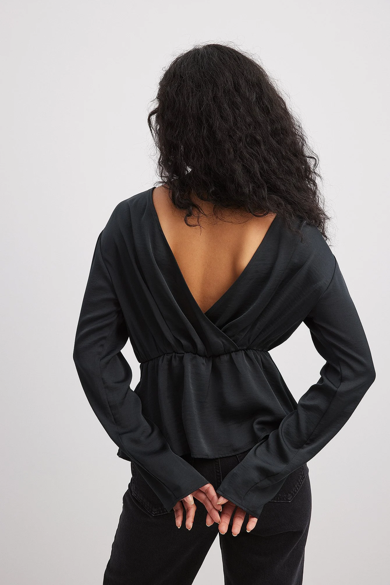 Drapierte Bluse mit V-Rücken