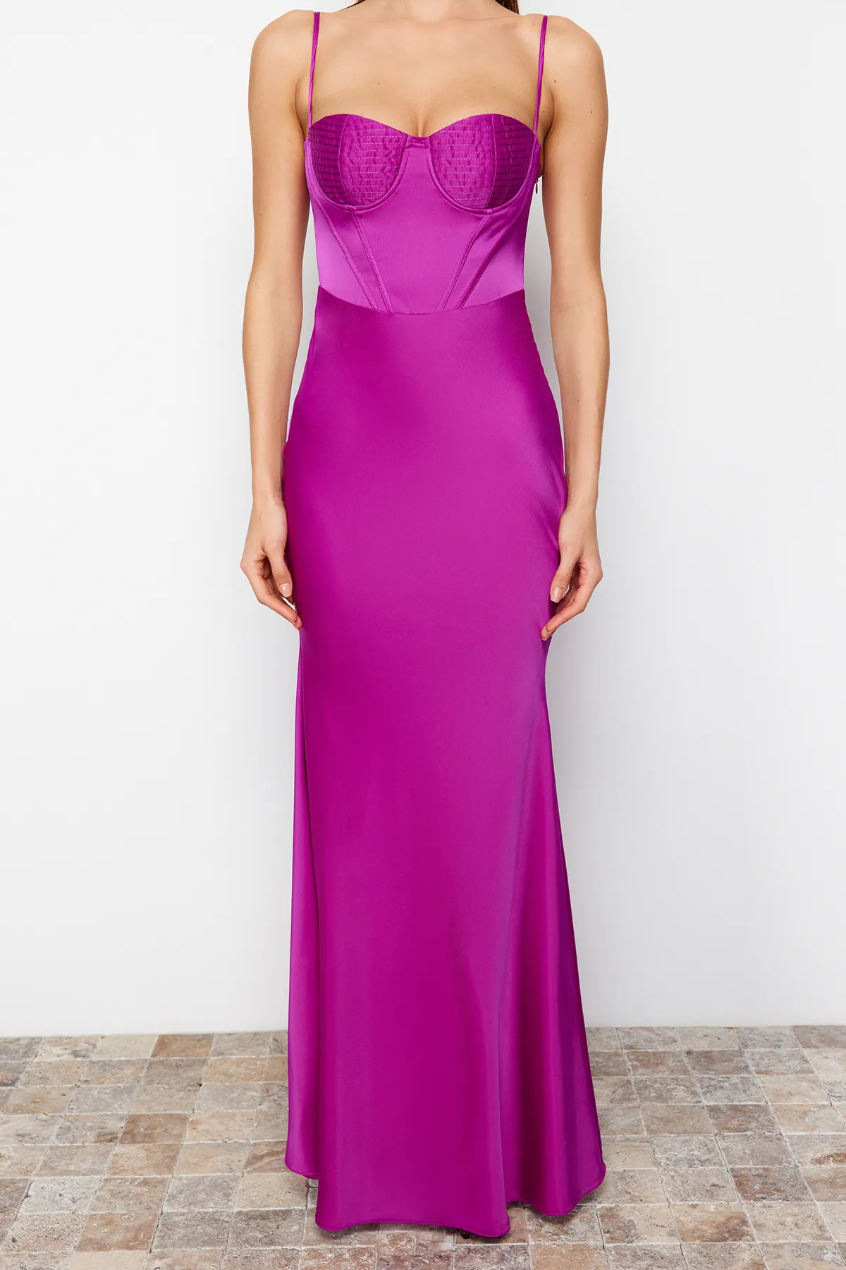 Trendyol Collection  Fuchsiafarbenes, körperbetontes, gewebtes Korsett, detailliertes, langes Satin-Abendkleid TPRSS24AE00001