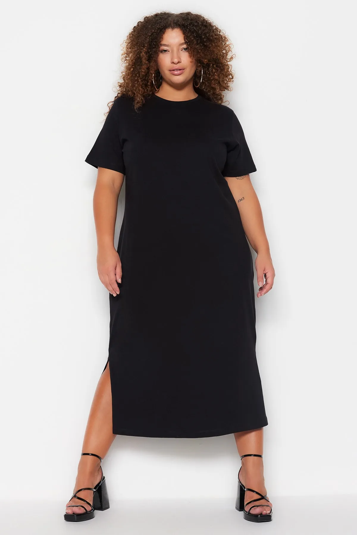 Trendyol Curve  Schwarzes Strickkleid mit Rundhalsausschnitt und Schlitz TBBSS23AH00159