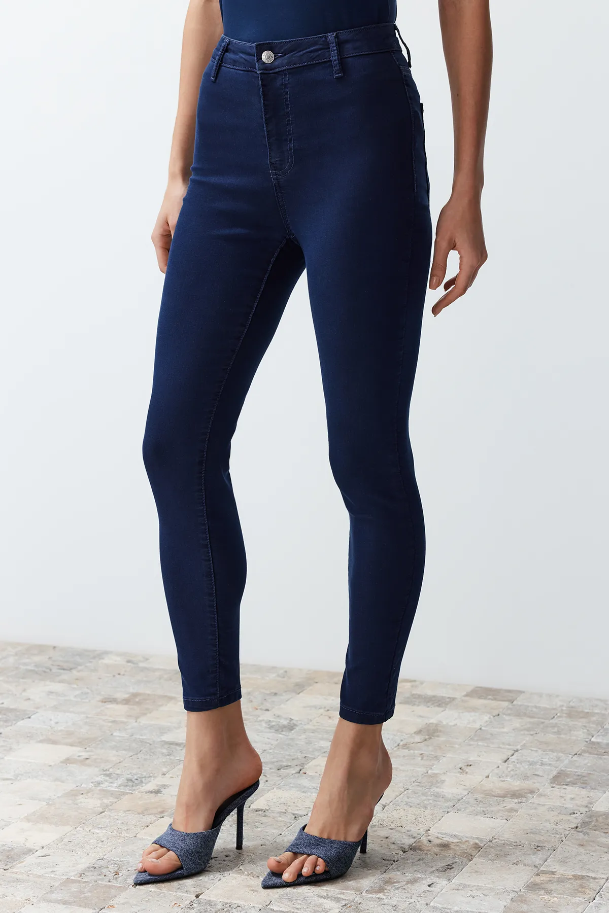 Trendyol Collection  Mitternachtsblaue Jegging-Jeans mit hoher Taille TWOSS24JE00241