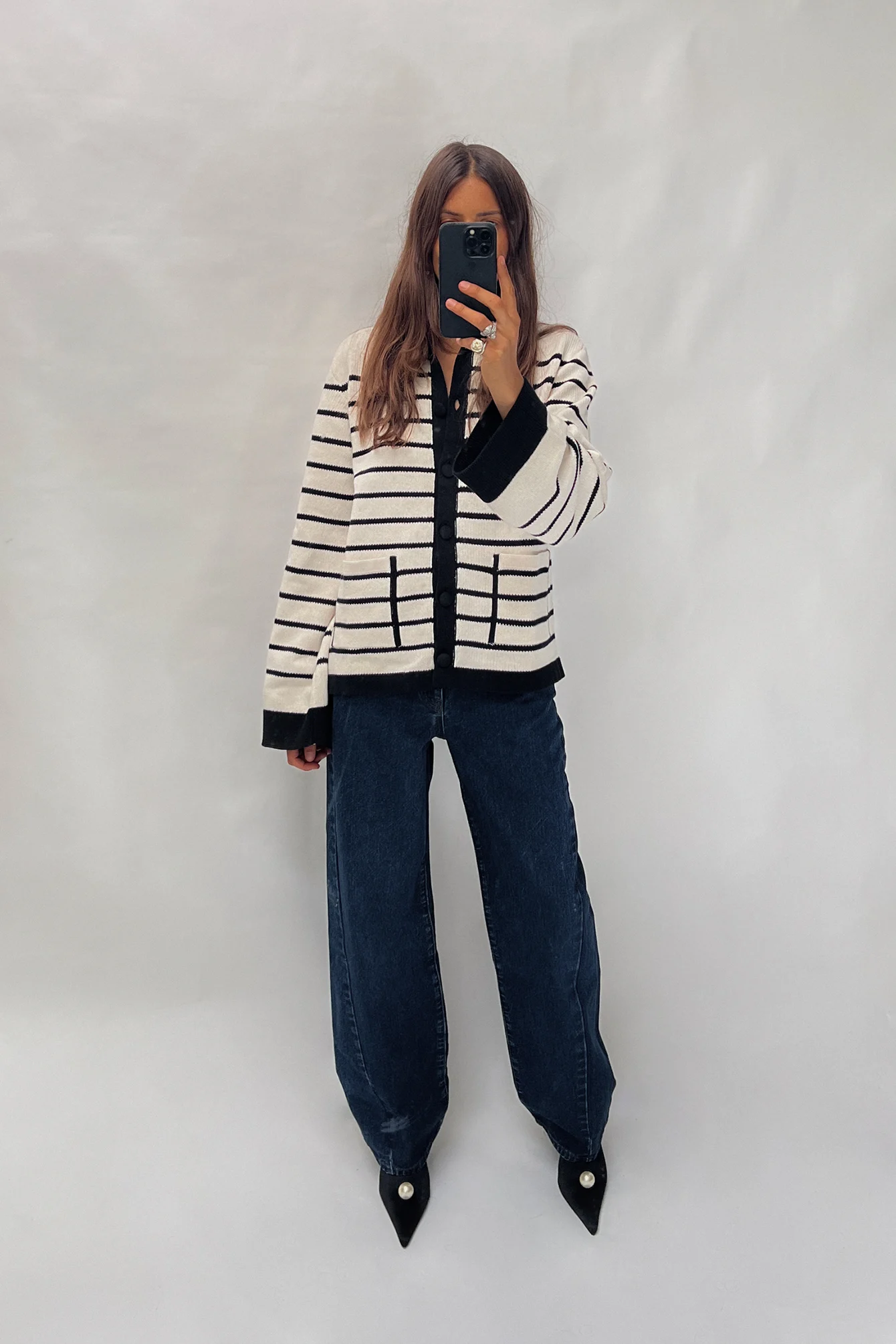 Gerade weite Jeans mit mittlerer Taille und Nahtdetails