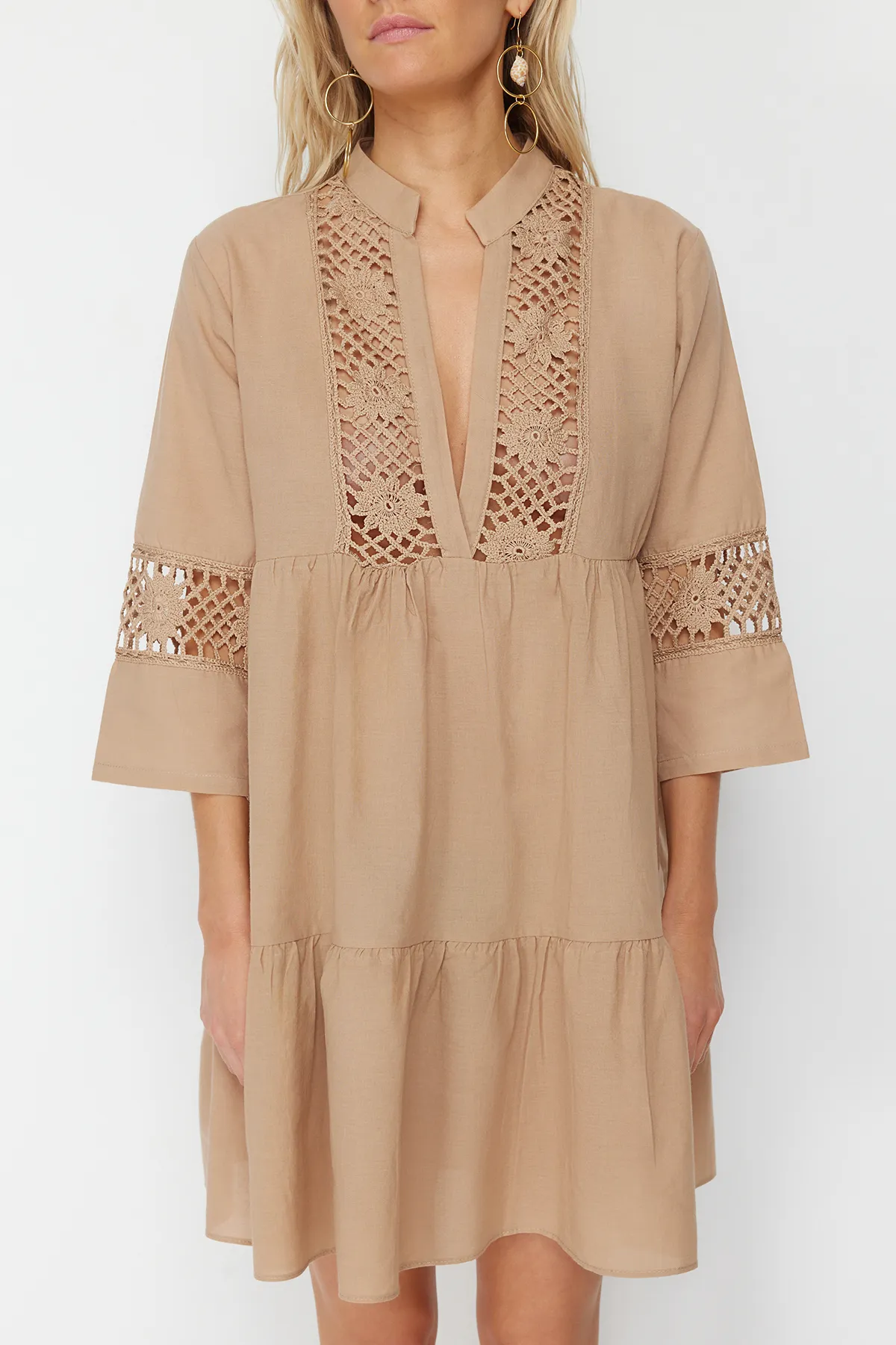 Trendyol Collection  Beigefarbenes Mini-Strandkleid aus 100 % Baumwolle mit gewebter Spitze und Details TBESS20EL0854