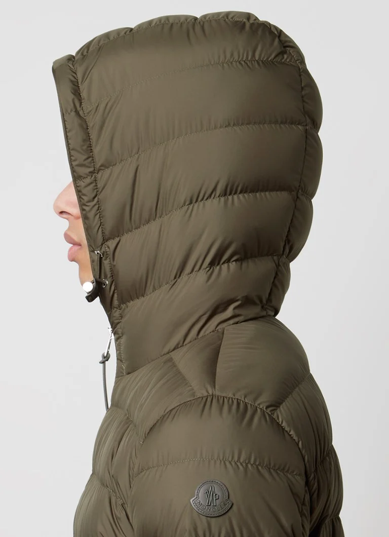 Jachetă matlasată Moncler Sestriere cu glugă, umplută cu puf de gâscă.