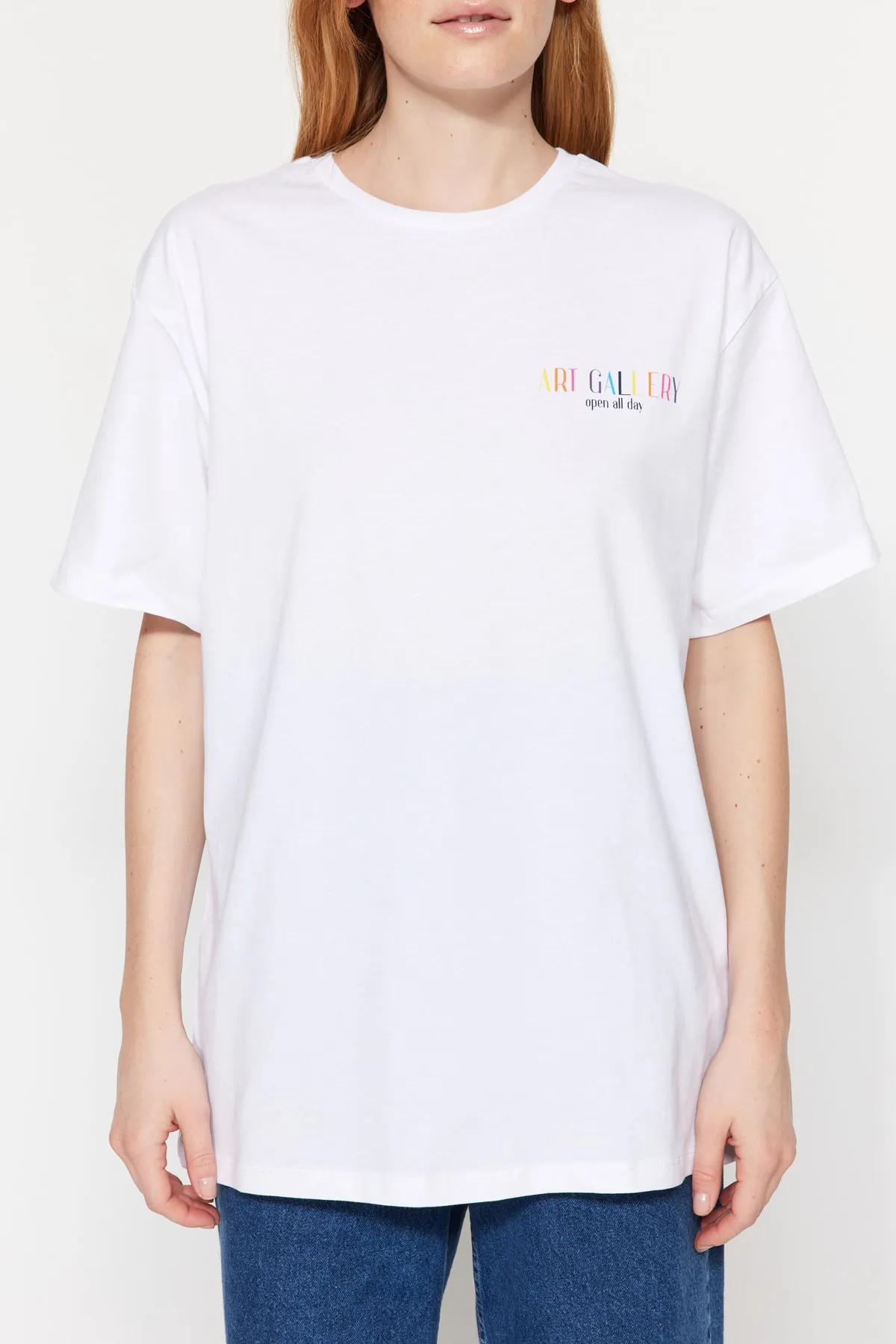 Trendyol Collection  Weißes, vorn und hinten bedrucktes Boyfriend-Strick-T-Shirt mit Rundhalsausschnitt aus 100 % Baumwolle TWOSS23TS00057