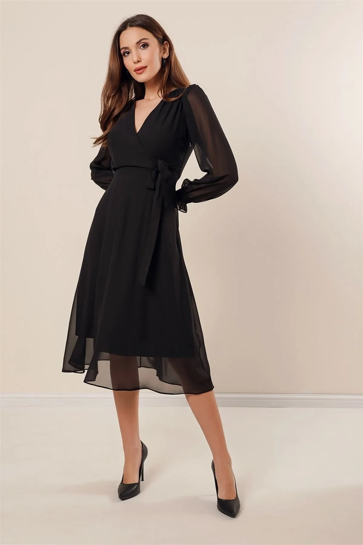 By Saygı  Zweireihiges, gefüttertes Chiffonkleid mit seitlichem Bindeband in Schwarz