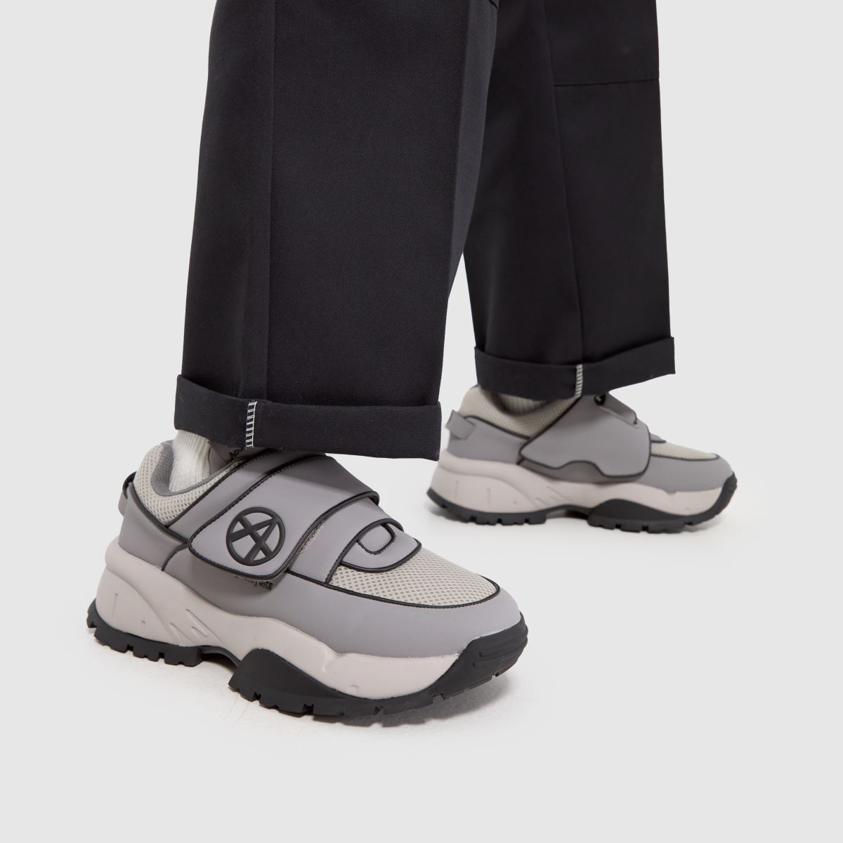 AKUPUNKTUR – Beefer-sneakers i grått och svart