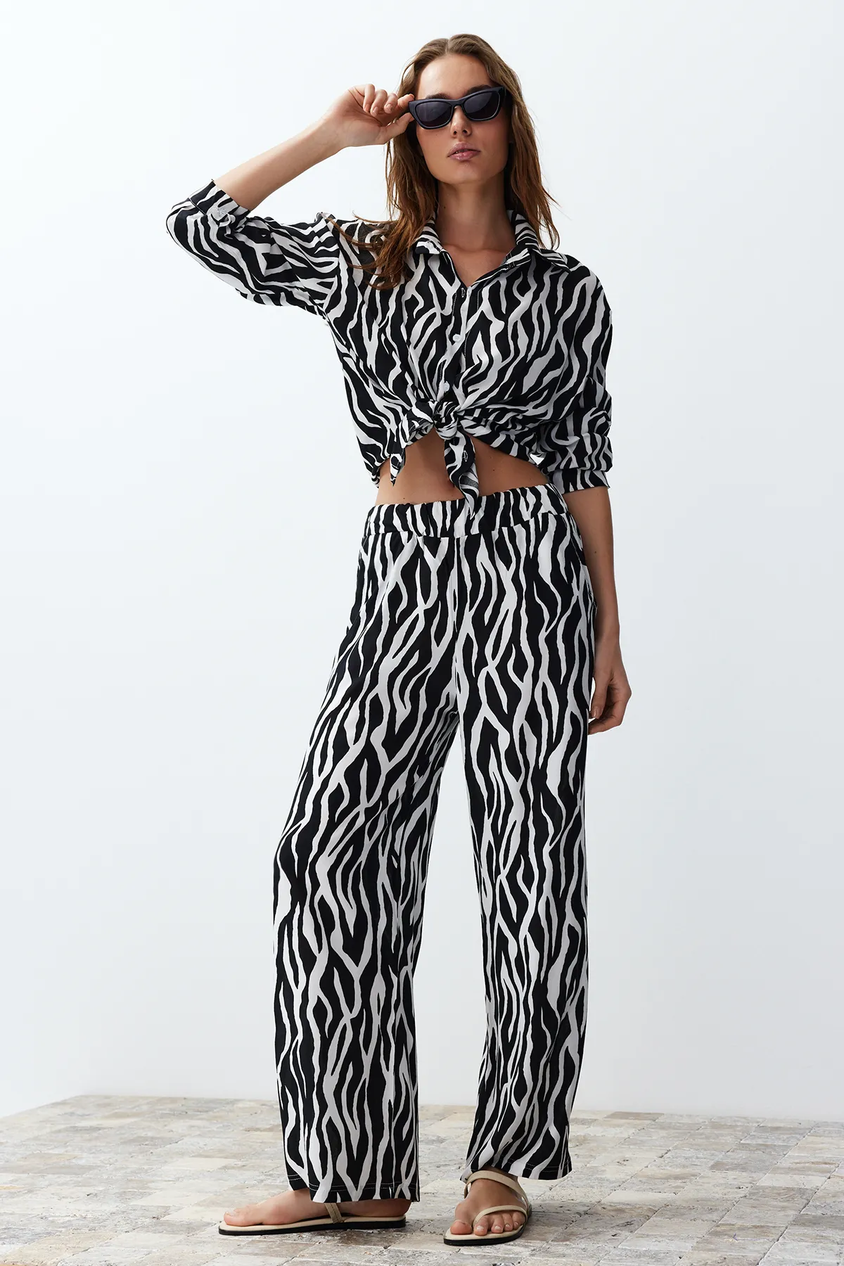 Trendyol Collection  Schwarzes gewebtes Oberteil- und Unterteil-Set TWOSS24AU00082
