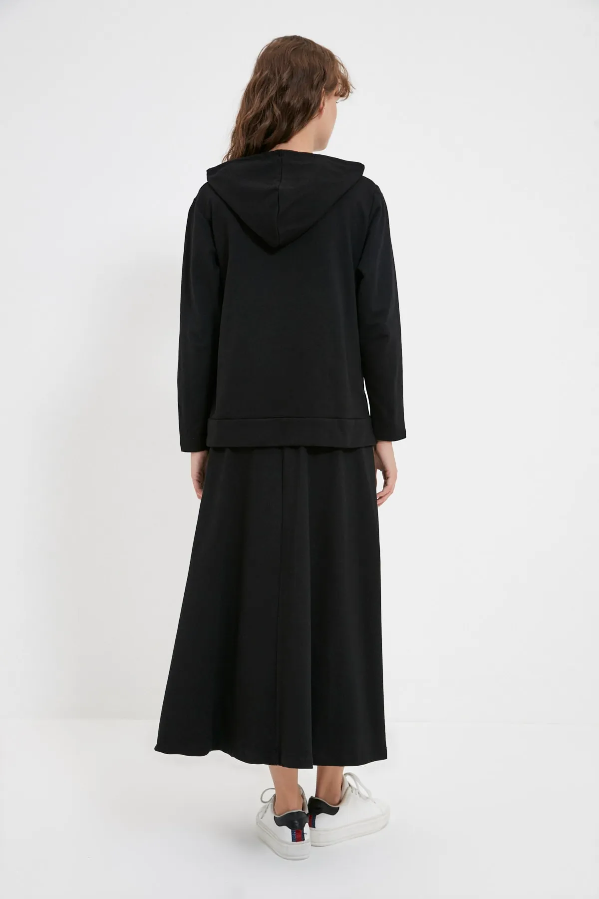 Trendyol Modest  Schwarzes Strickset mit Kapuzenpullover und Rock TCTAW22US0027