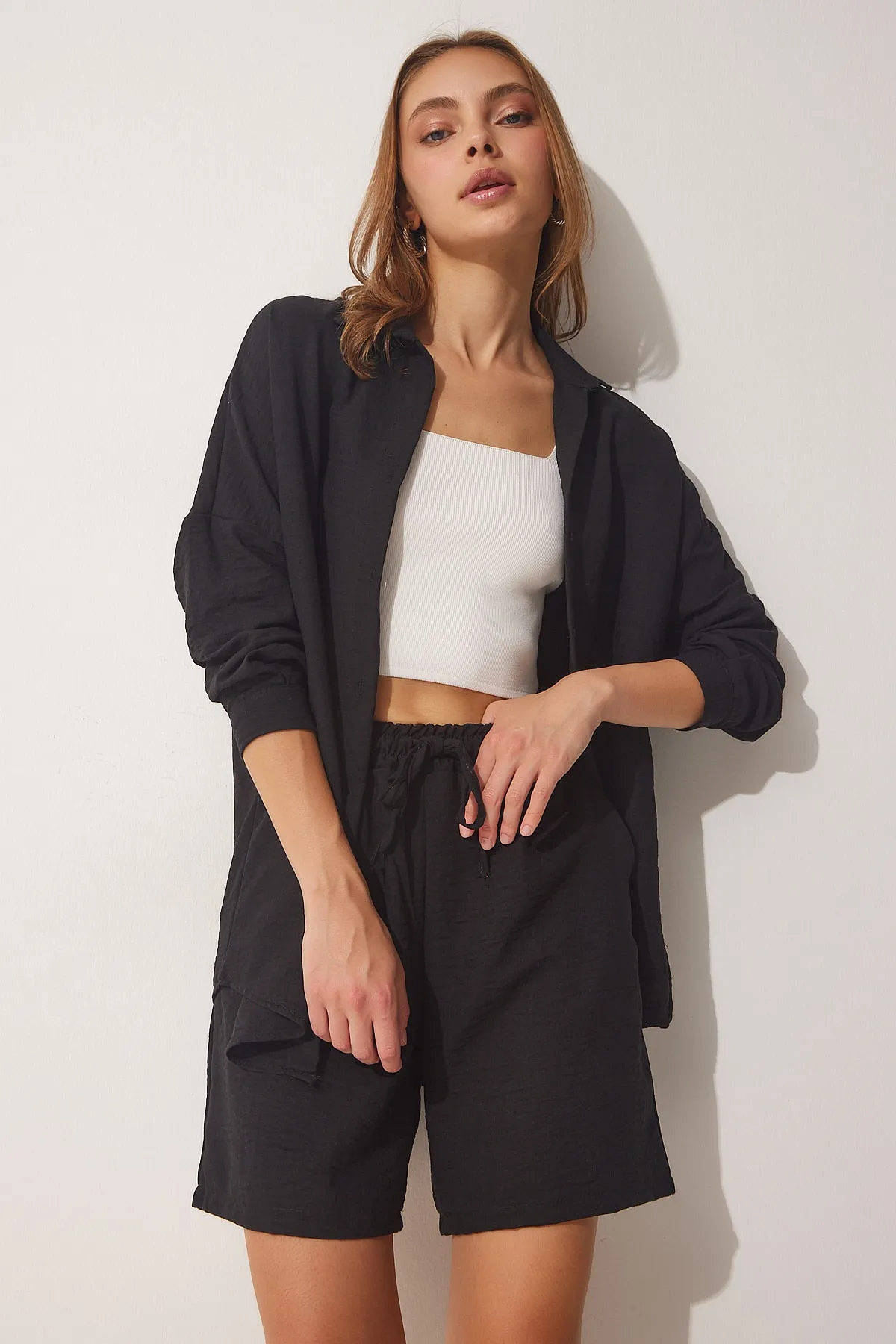 Happiness İstanbul  Schwarzes Sommer-Set aus Leinenhemd und Shorts für Damen DZ00087