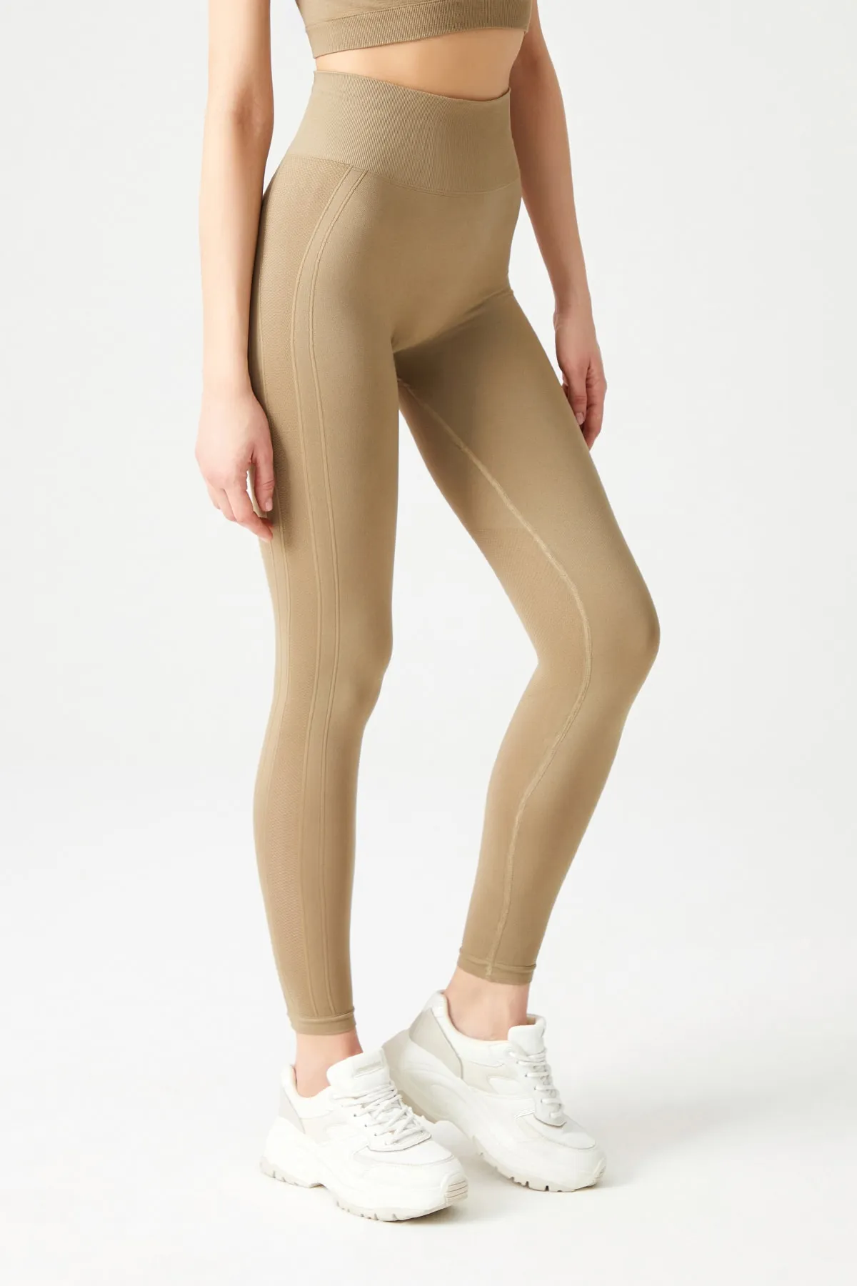 LOS OJOS  Khakifarbene, nahtlos geraffte Sportstrumpfhose mit hoher Taille und nahtlosem Kern