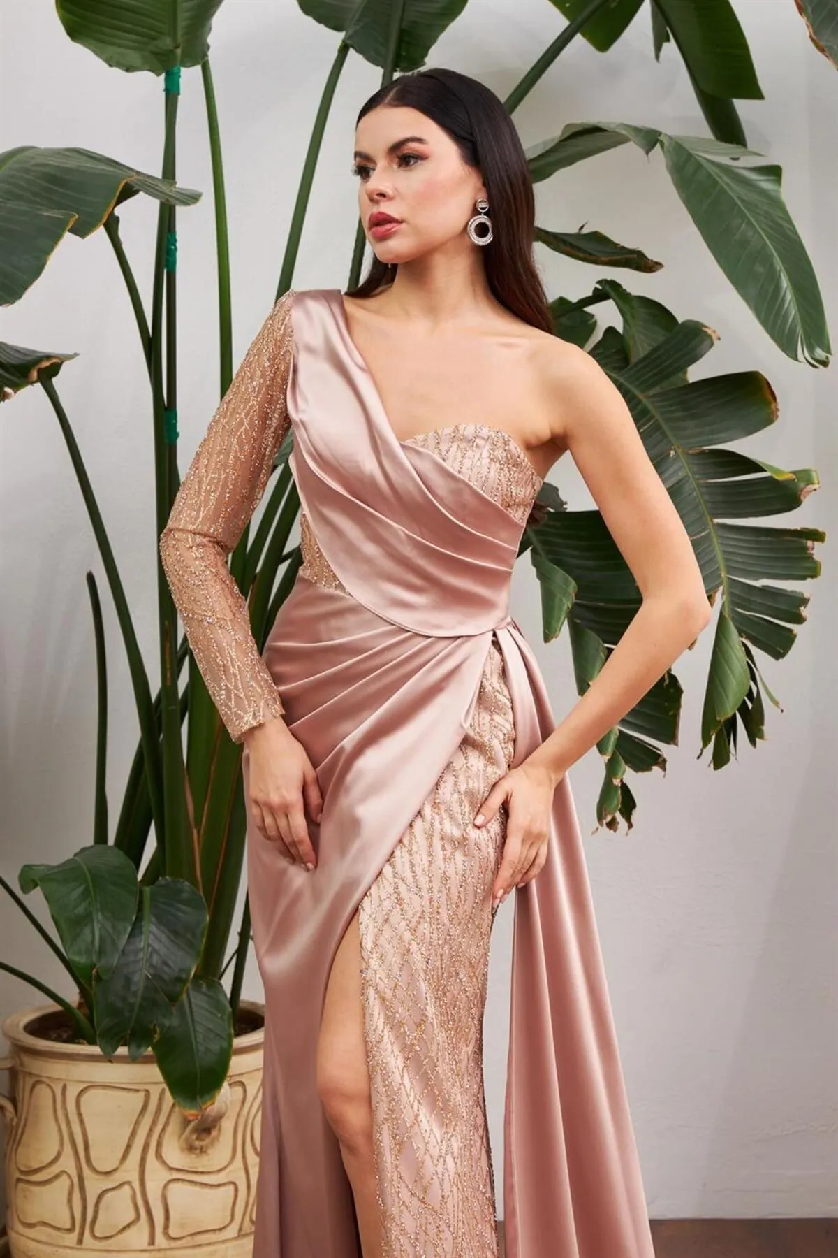 Carmen  Langes Abendkleid aus goldenem Satin mit One-Shoulder-Schlitz und Schlitz