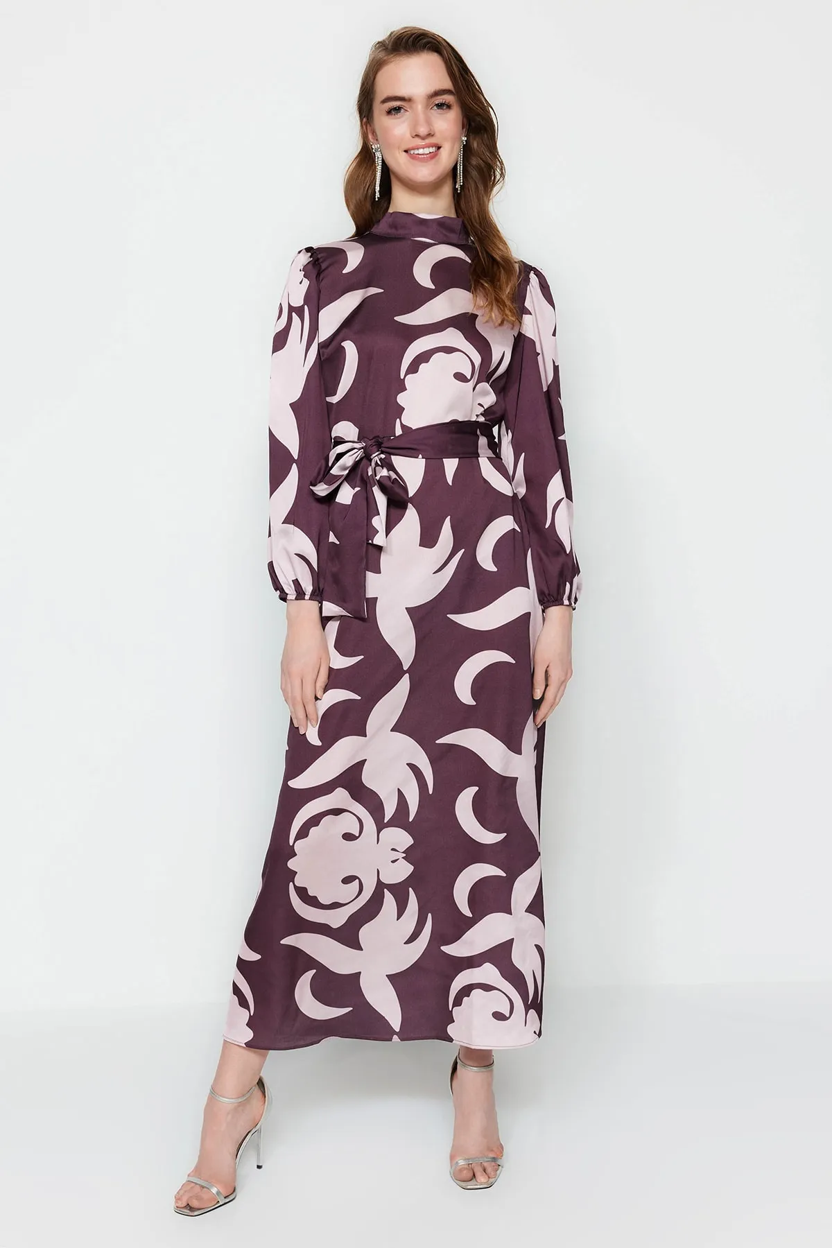 Trendyol Modest  Braunes Abendkleid mit Satin-Oberflächenmuster und Gürtel TCTSS23DB00030