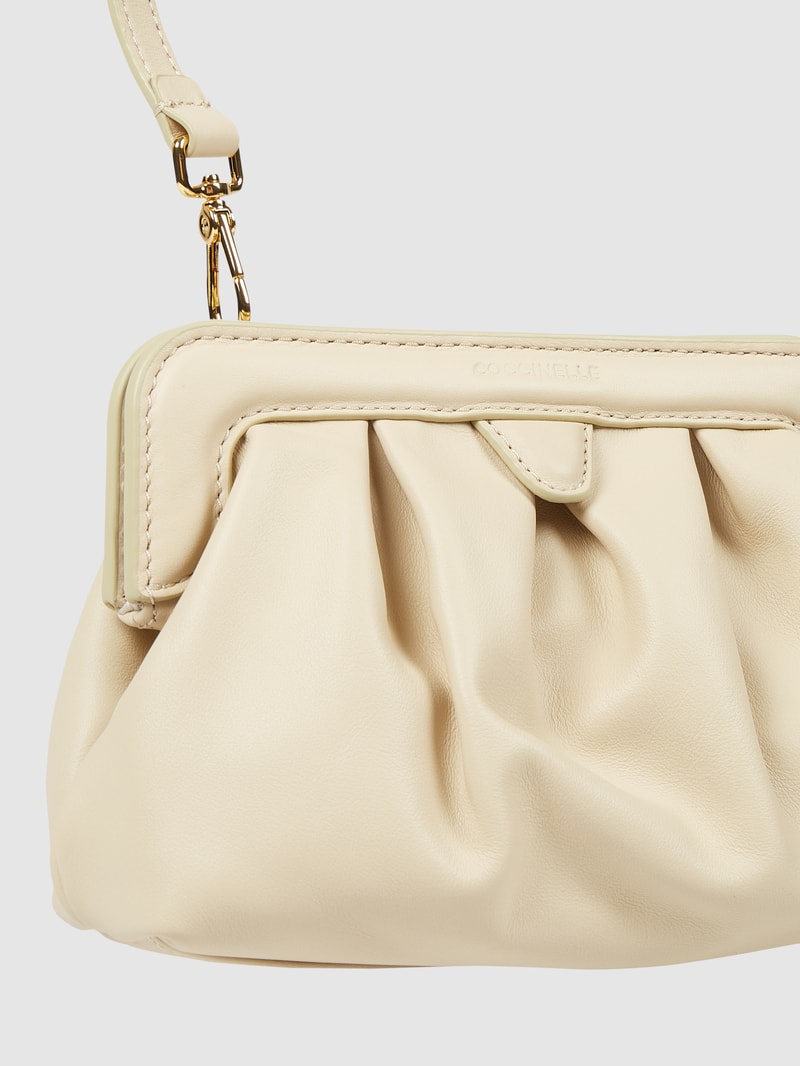 Pochette aus Leder Modell 'Diletta' in sand
