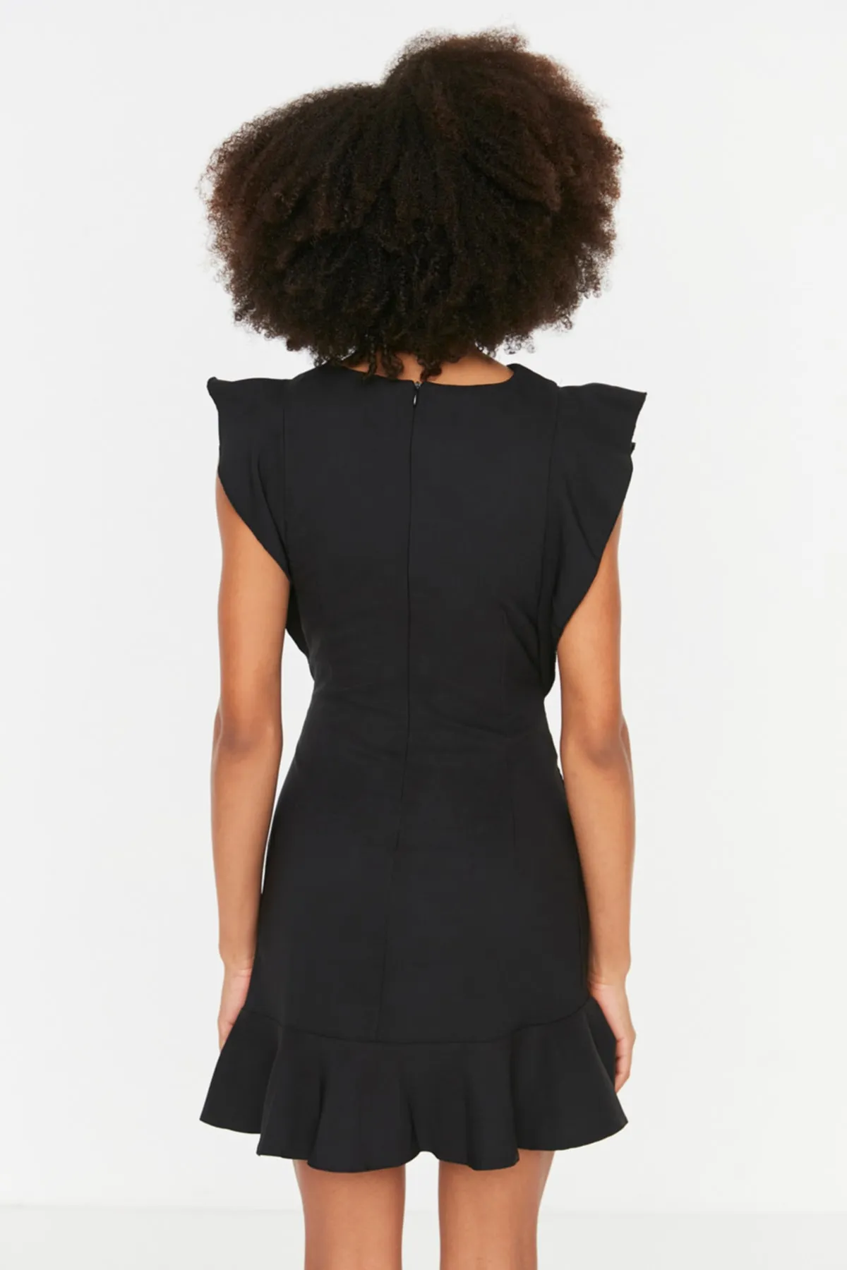 Trendyol Collection  Schwarzes, figurbetontes, gewebtes Minikleid mit Rüschen und Rundhalsausschnitt TWOSS19XB0075