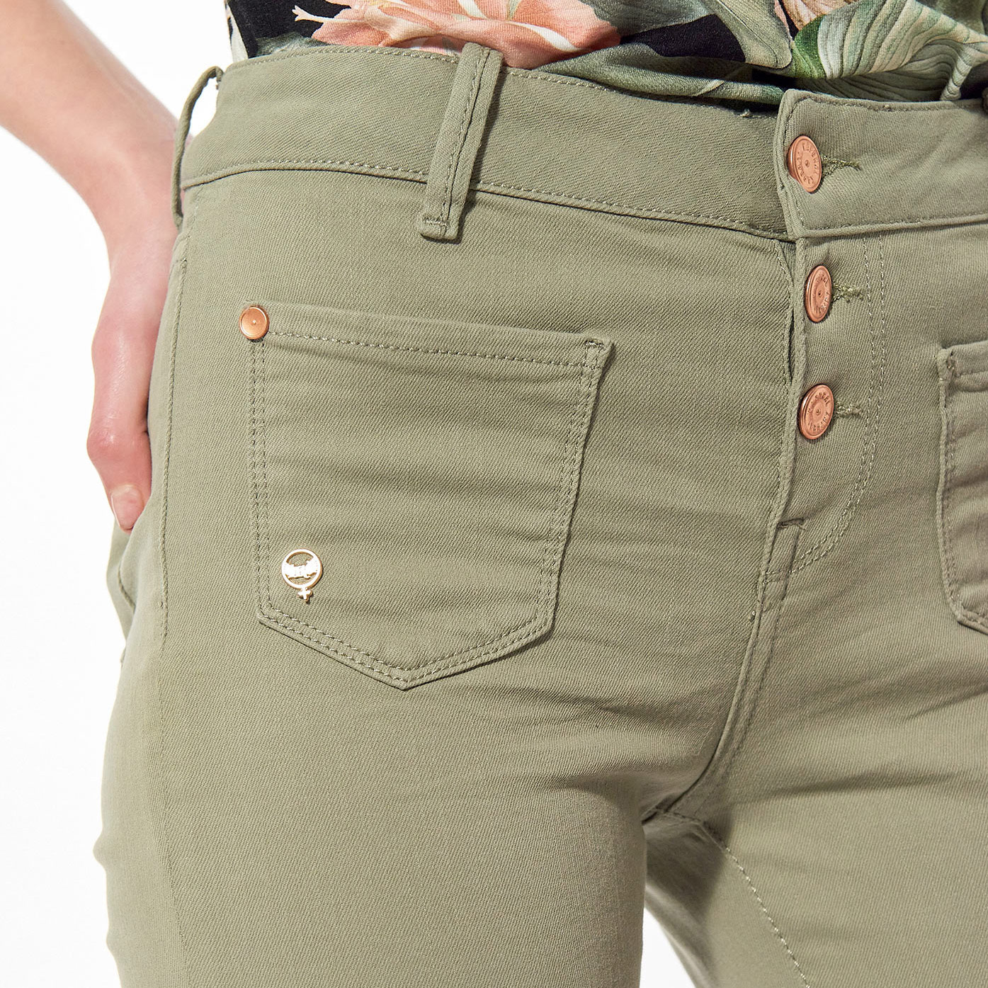 LOLI   Corsaire/Pantacourt slim kaki Femme