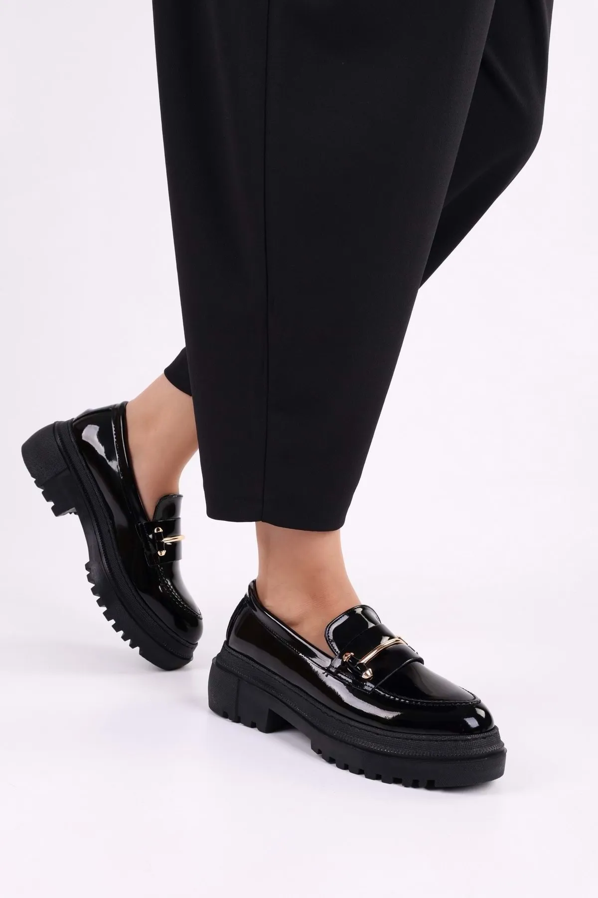 Shoeberry  Damen-Loafer Luis aus schwarzem Lackleder mit dicker Sohle und Schnalle