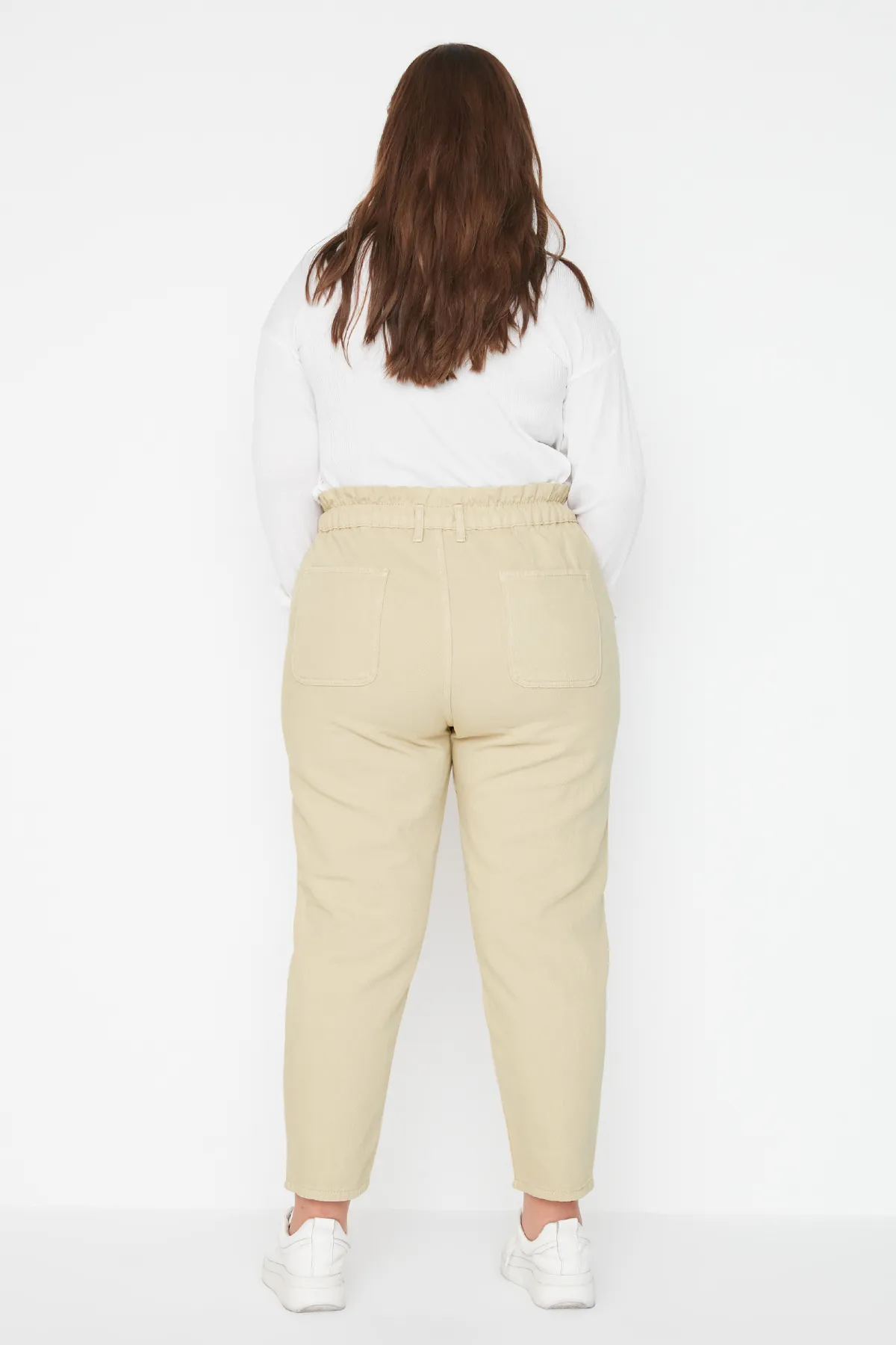 Trendyol Curve  Beige Mom-Jeans mit hoher Taille und elastischem Bund TBBAW23CJ00037
