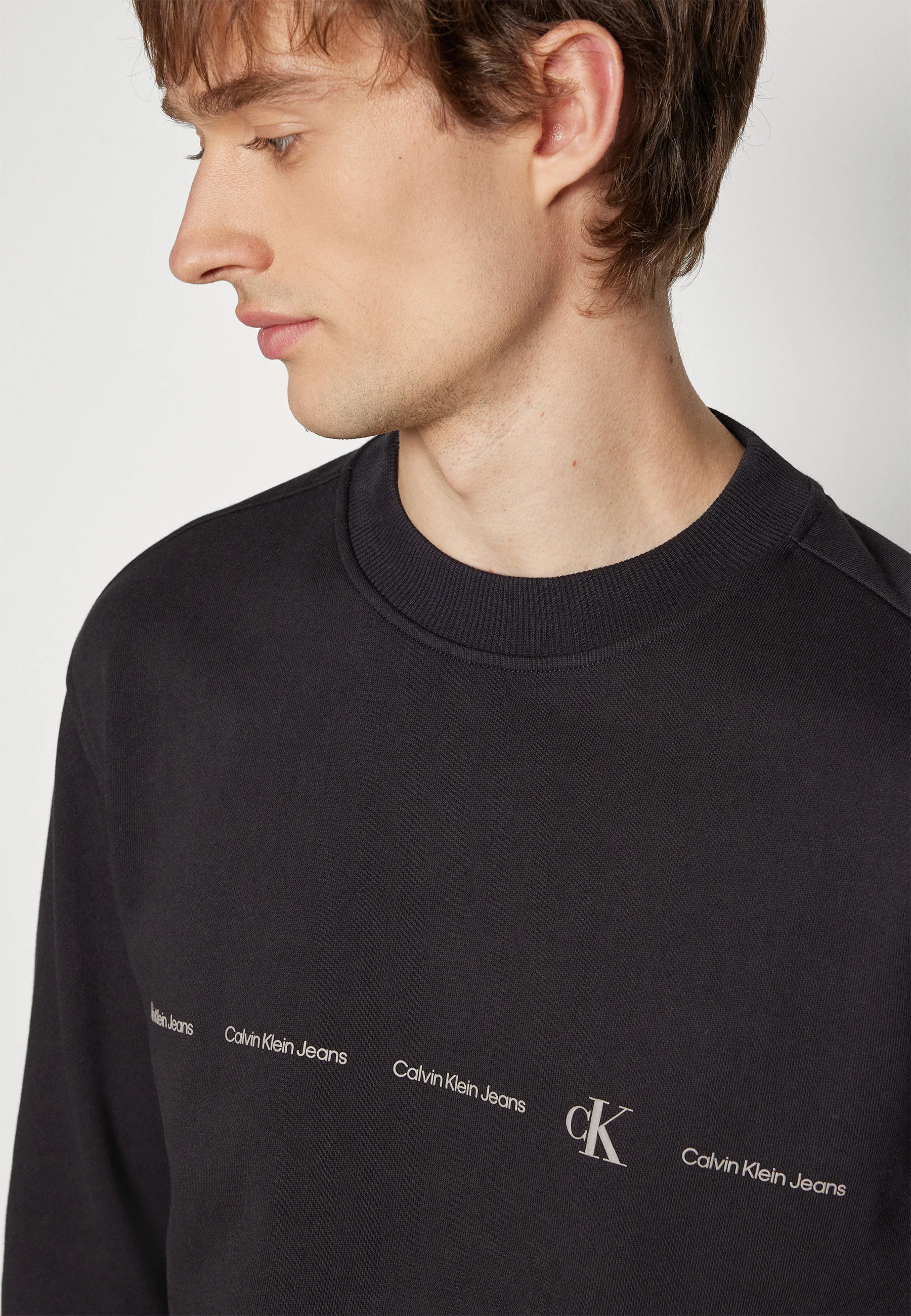 Sudadera con cuello redondo y logotipo repetido de Calvin Klein Jeans