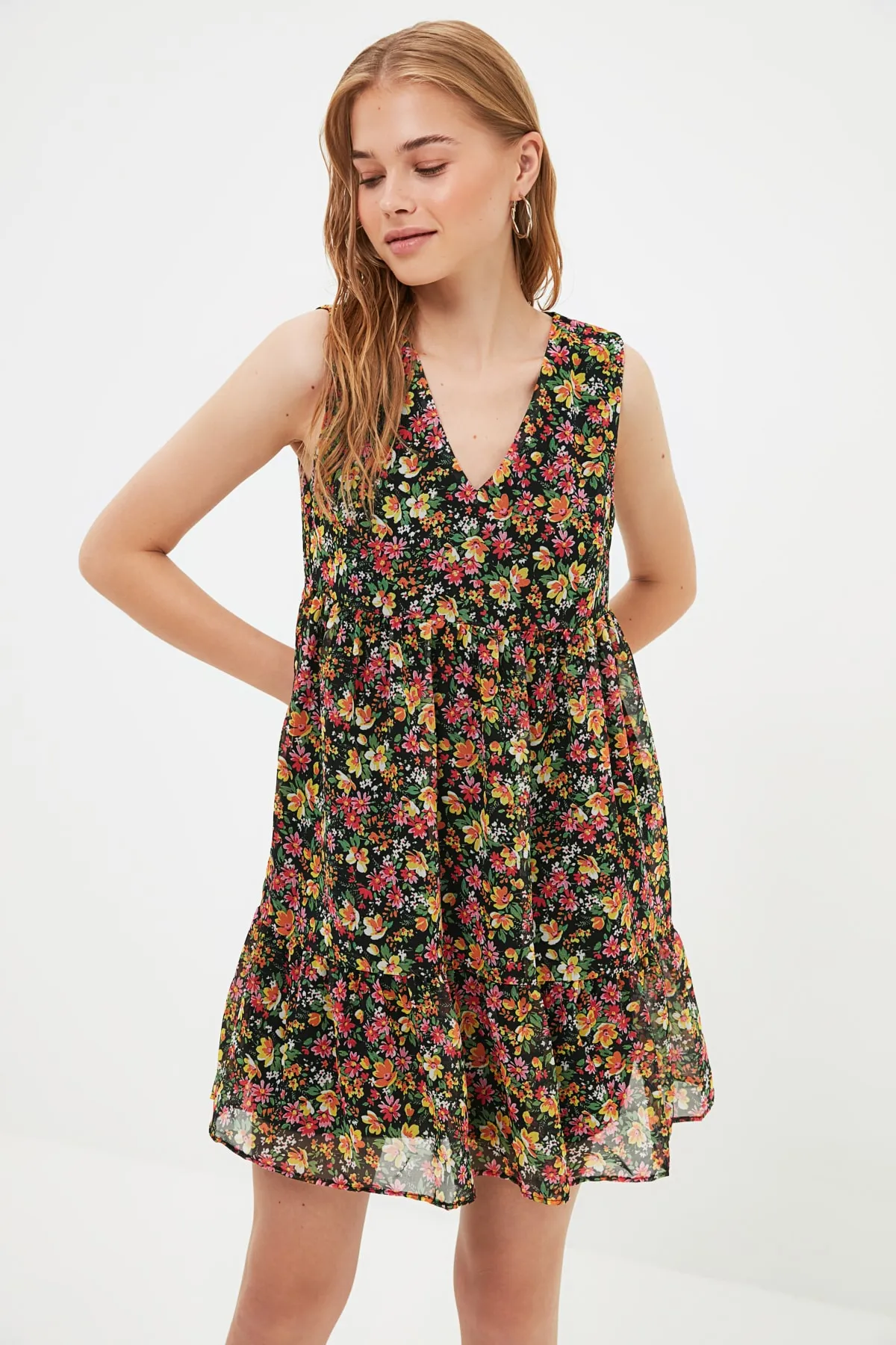 Trendyol Collection  Mehrfarbiges, weit geschnittenes, gewebtes Kleid mit Blumenmuster TWOSS20EL2329