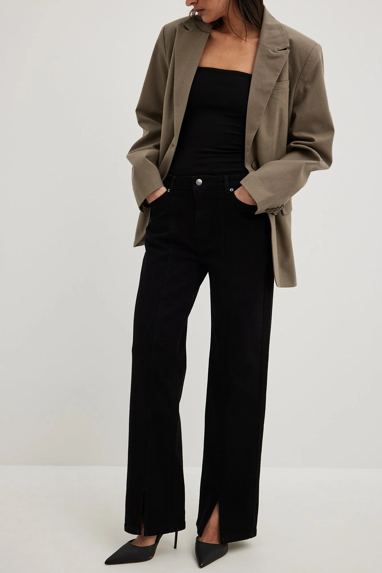 Jeans mit mittlerer Taille und Schlitzdetail